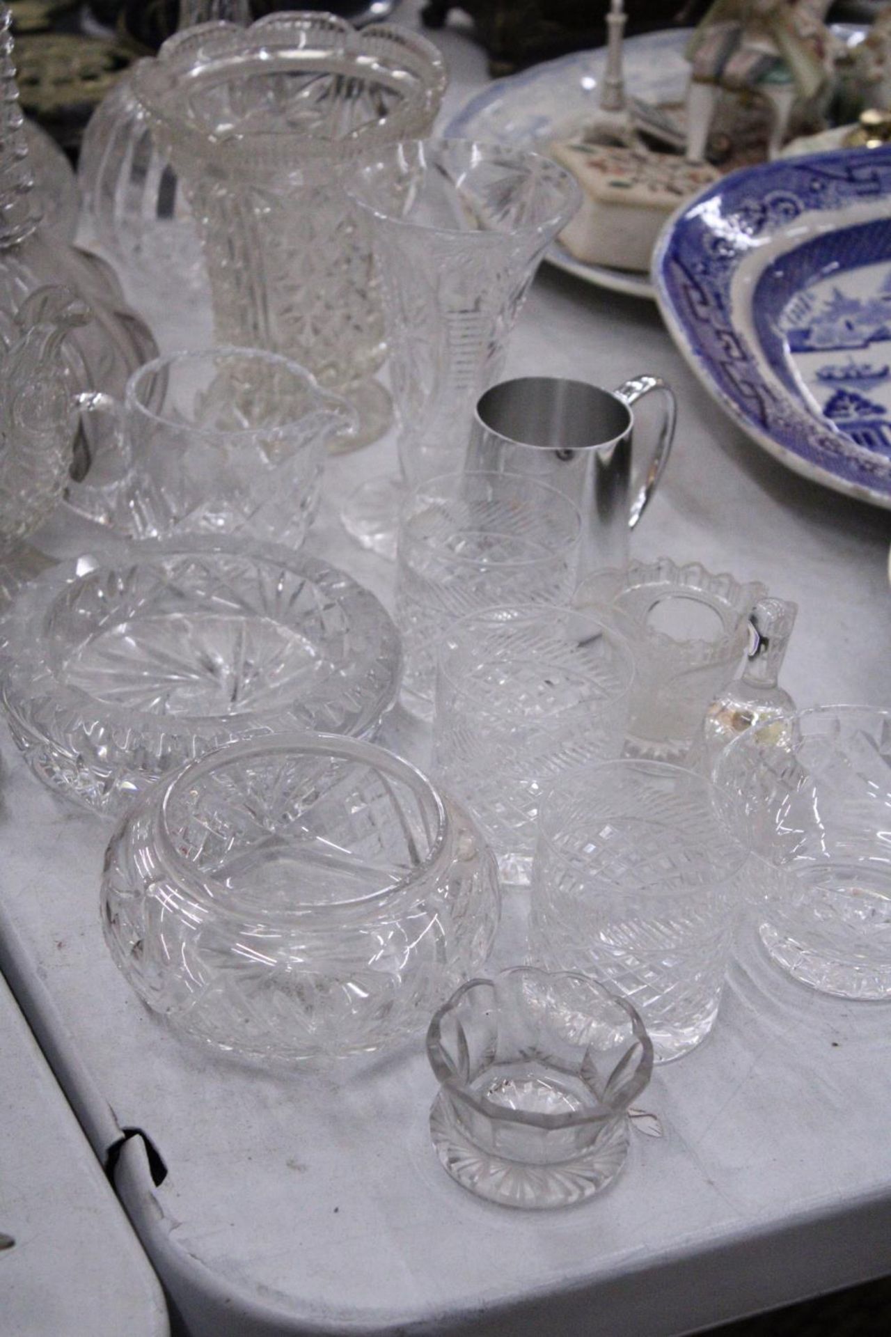 A QUANTITY OF GLASSWARE TO INCLUDE DECANTERS, VASES, JUGS, BOWLS, ETC - Image 5 of 6
