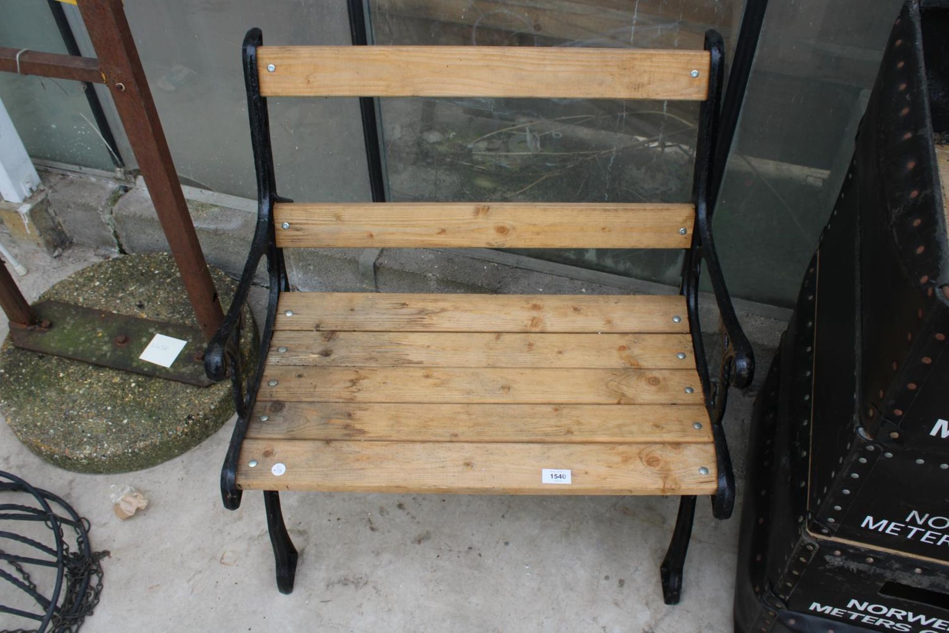 A WOODEN SLATTED CHAIR WITH CAST BENCH ENDS - Bild 2 aus 2