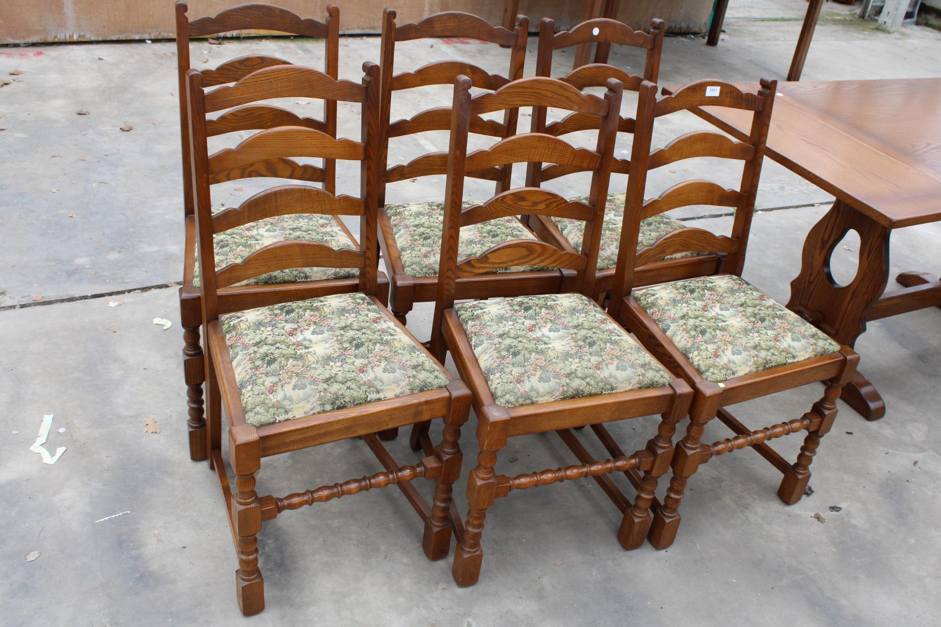 A SET OF 6, OAK, JAYCEE DINING CHAIRS WITH LADDER-BACKS, ON TURNED FRONT LEGS