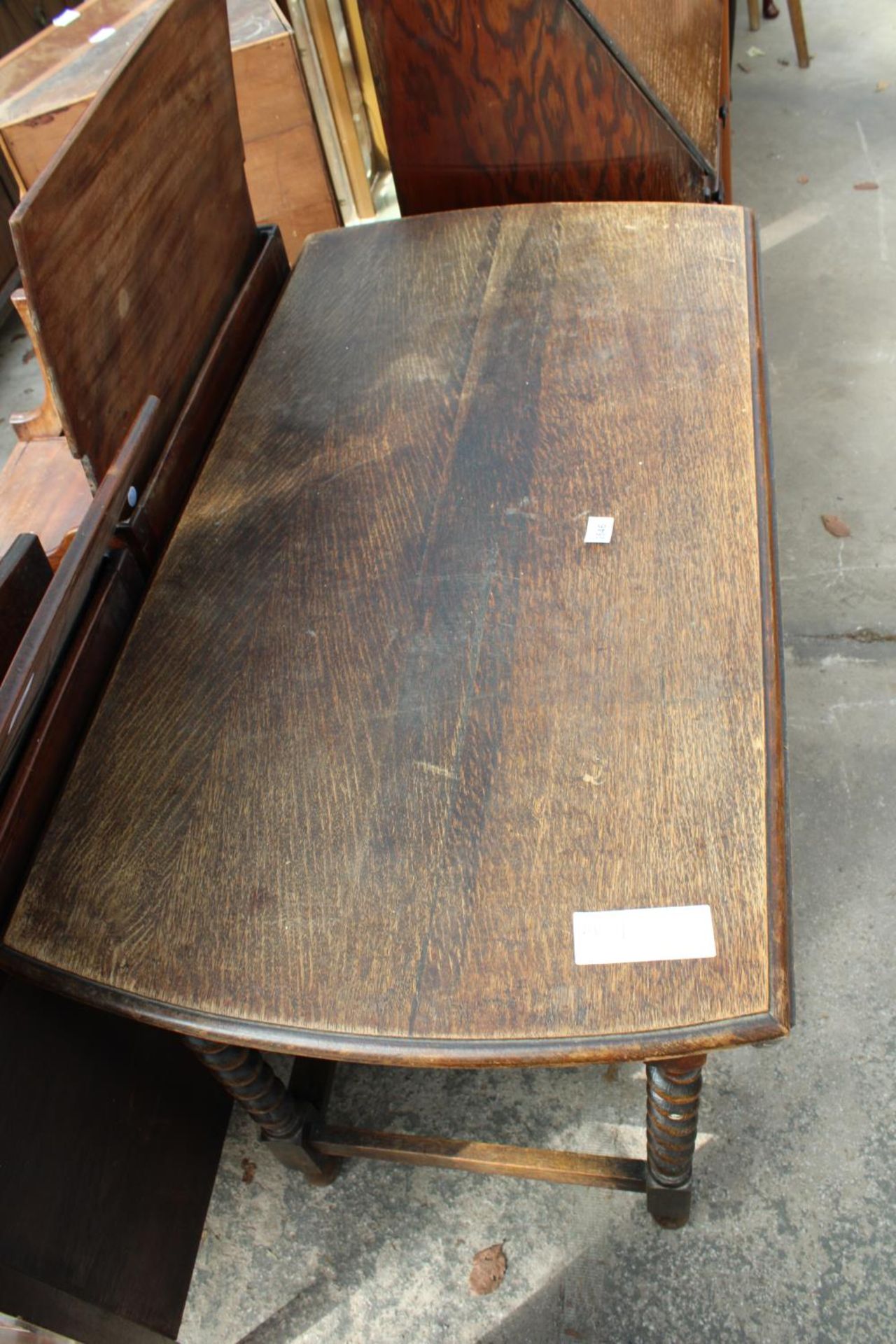 AN EARLY 20TH CENTURY OAK GATE-LEG DINING TABLE ON BARLEY-TWIST LEGS, 57" X 42" OPENED - Image 3 of 3