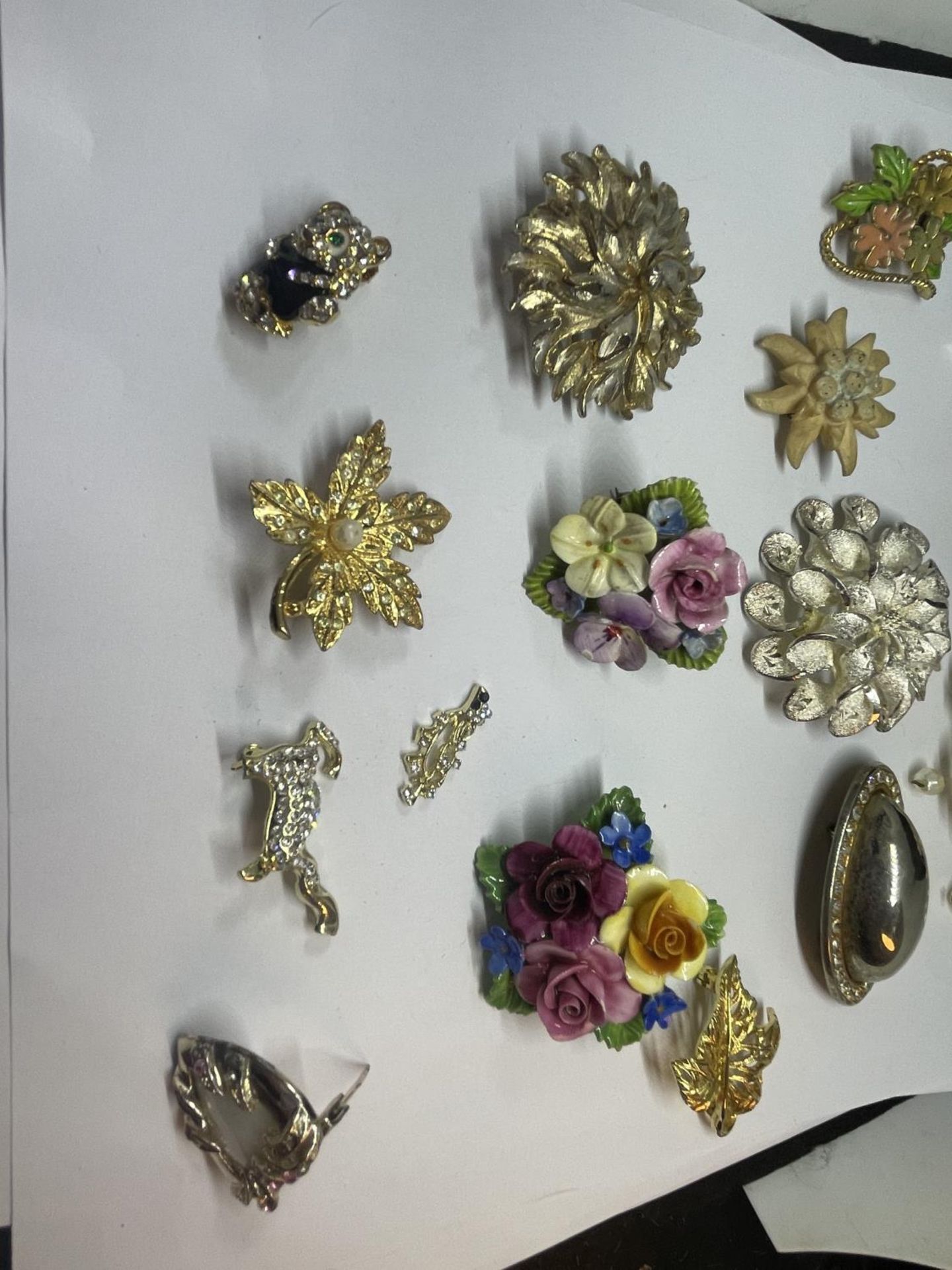 A QUANTITY OF BROOCHES - Image 3 of 3