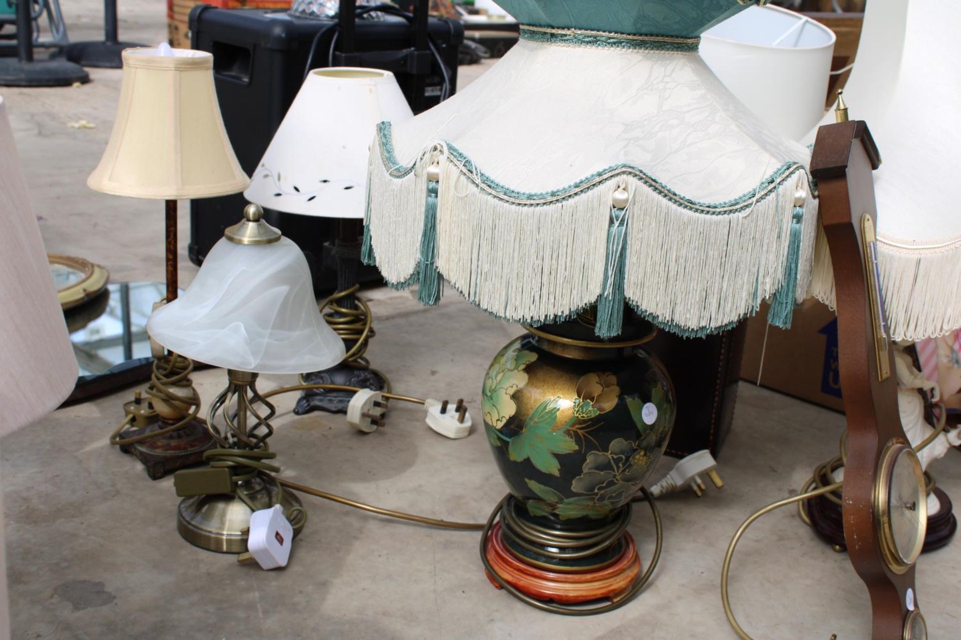 AN ASSORTMENT OF VARIOUS TABLE LAMPS AND A BAROMETER - Image 2 of 4