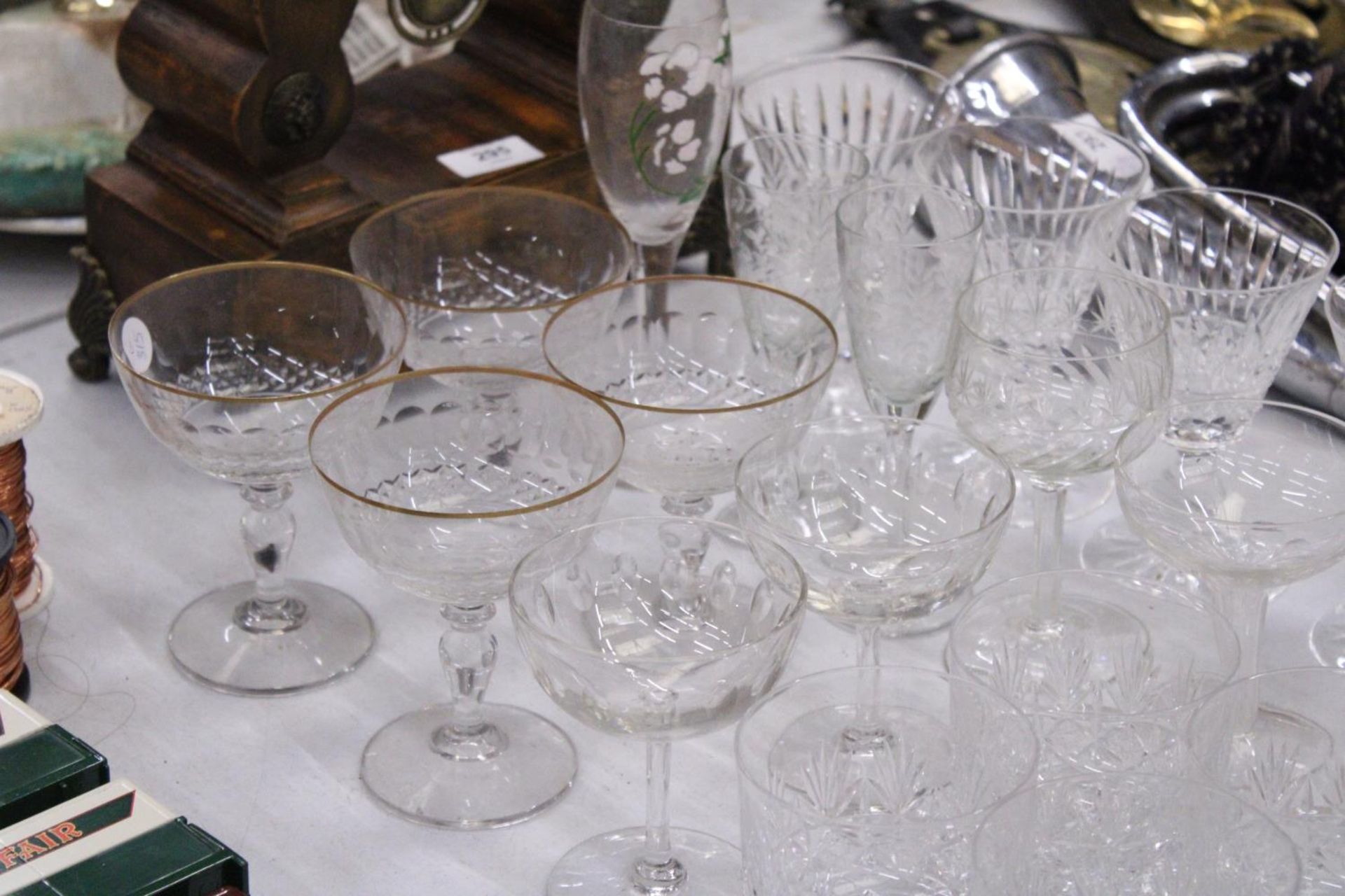 A COLLECTION OF GLASSWARE TO INCLUDE WINE GLASSES, COCKTAIL GLASSES, TUMBLERS ETC - Image 4 of 5
