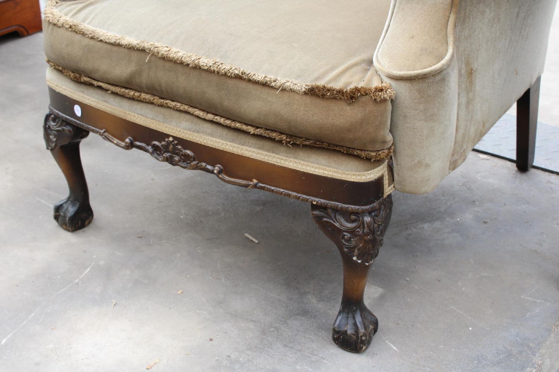 A GEORGIAN STYLE WINGED BUTTON-BACK EASY CHAIR ON FRONT CABRIOLE LEGS WITH CARVED KNEES ON BALL - Image 2 of 2