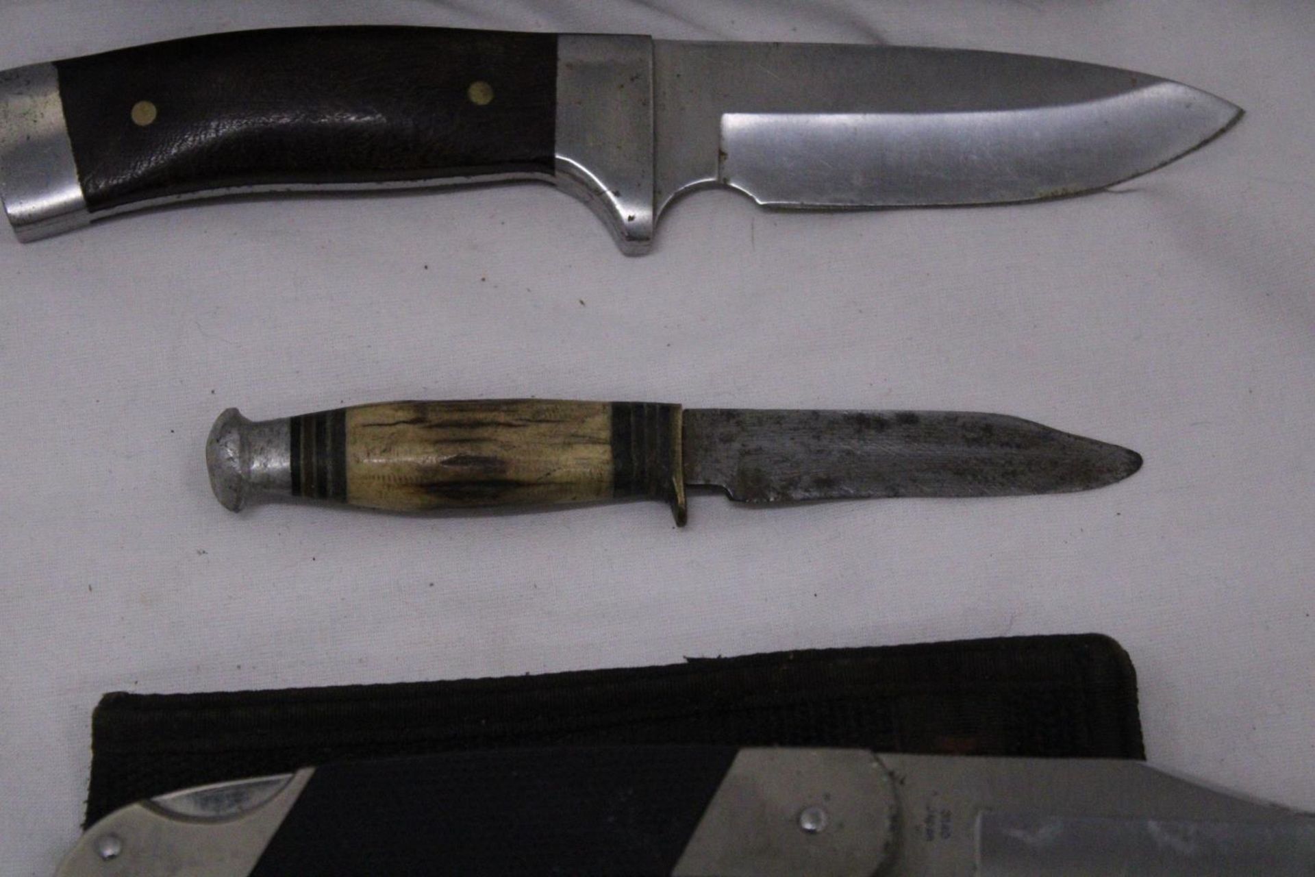 THREE KNIVES TO INCLUDE A WILLIAM RODGERS - Image 3 of 5