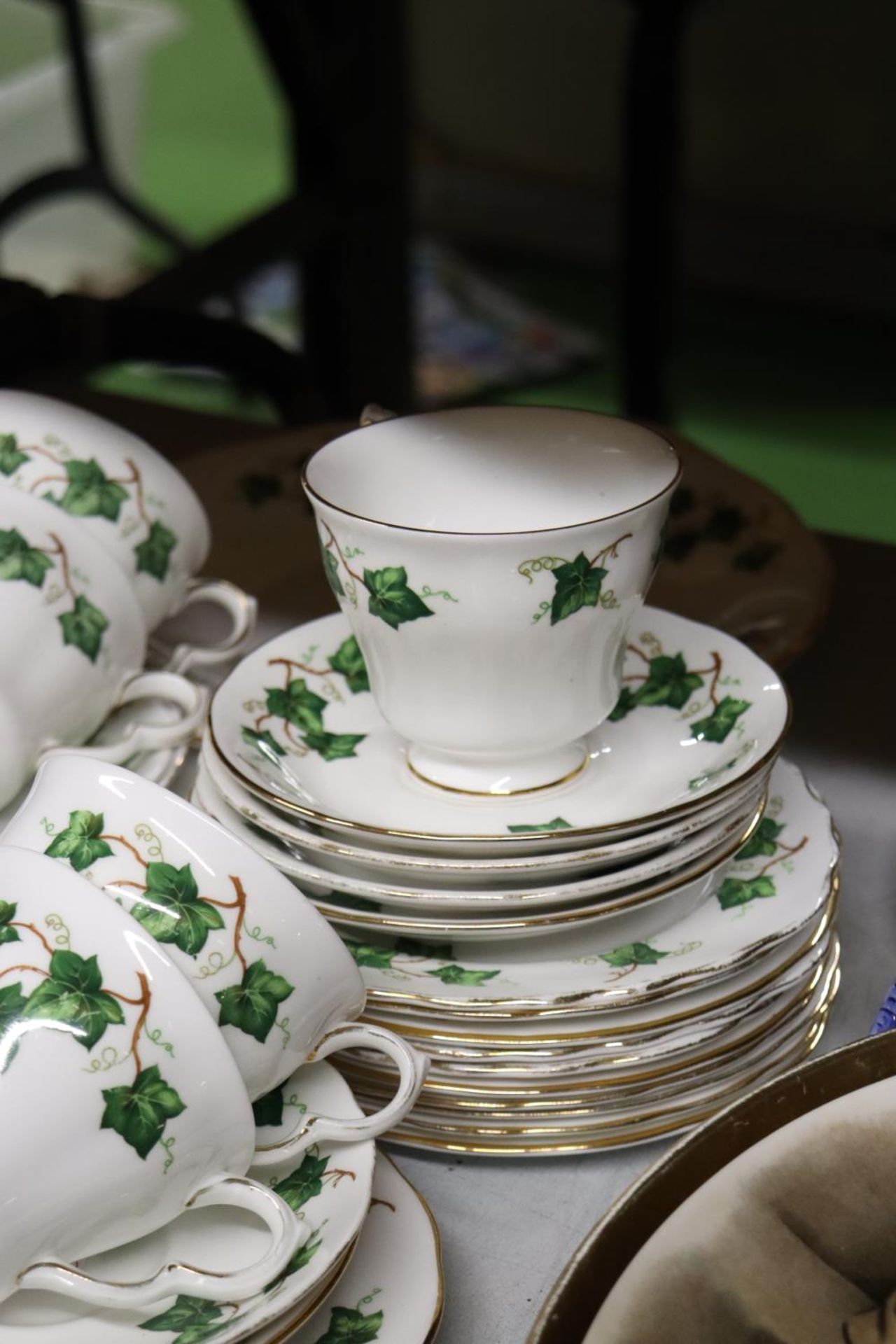 A COLCLOUGH 'IVY LEAF' PART TEASET TO INCLUDE CAKE PLATES, A CREAM JUG, CUPS, SAUCERS AND SIDE - Bild 5 aus 6