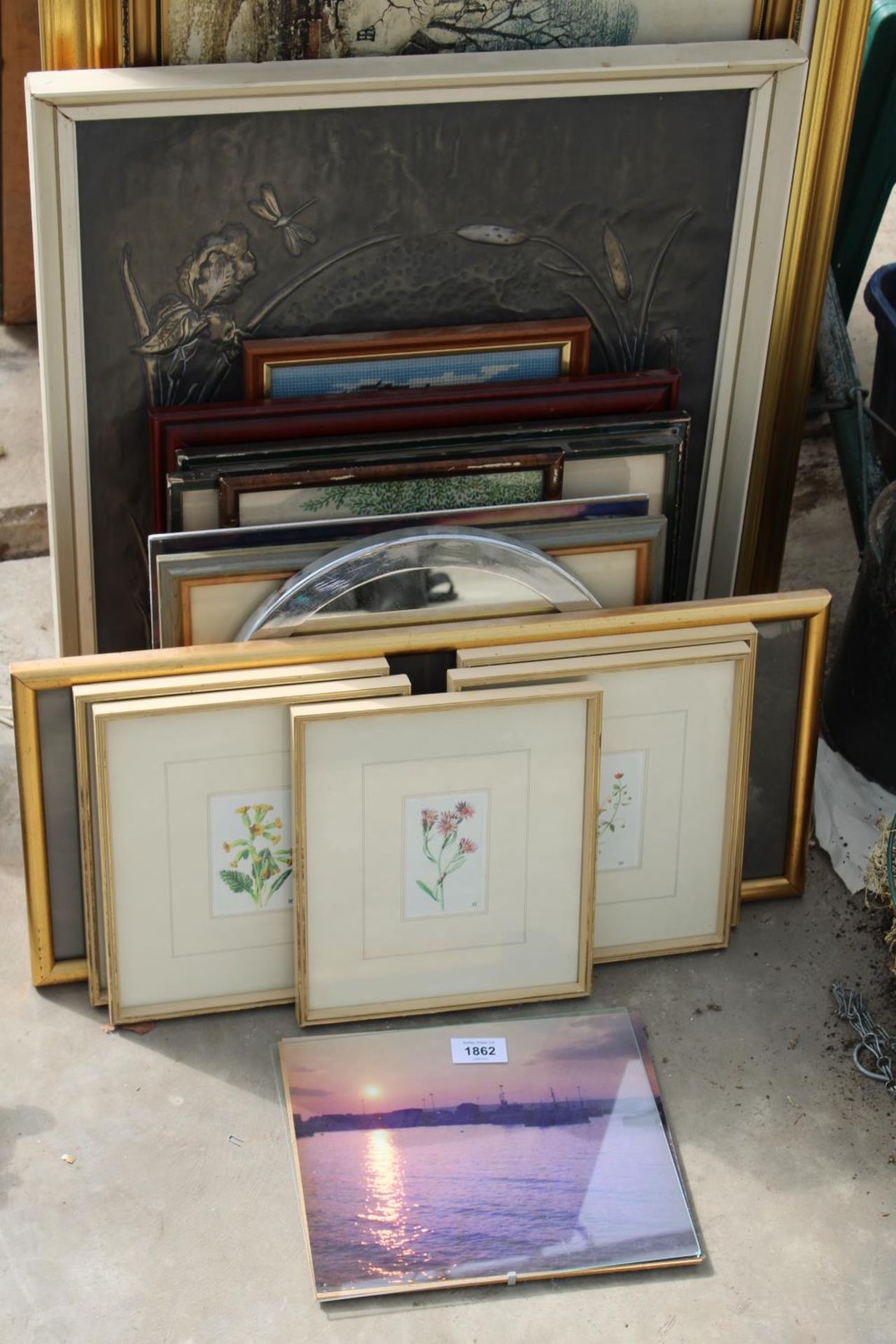 AN ASSORTMENT OF FRAMED PRINTS AND PICTURES - Bild 2 aus 3