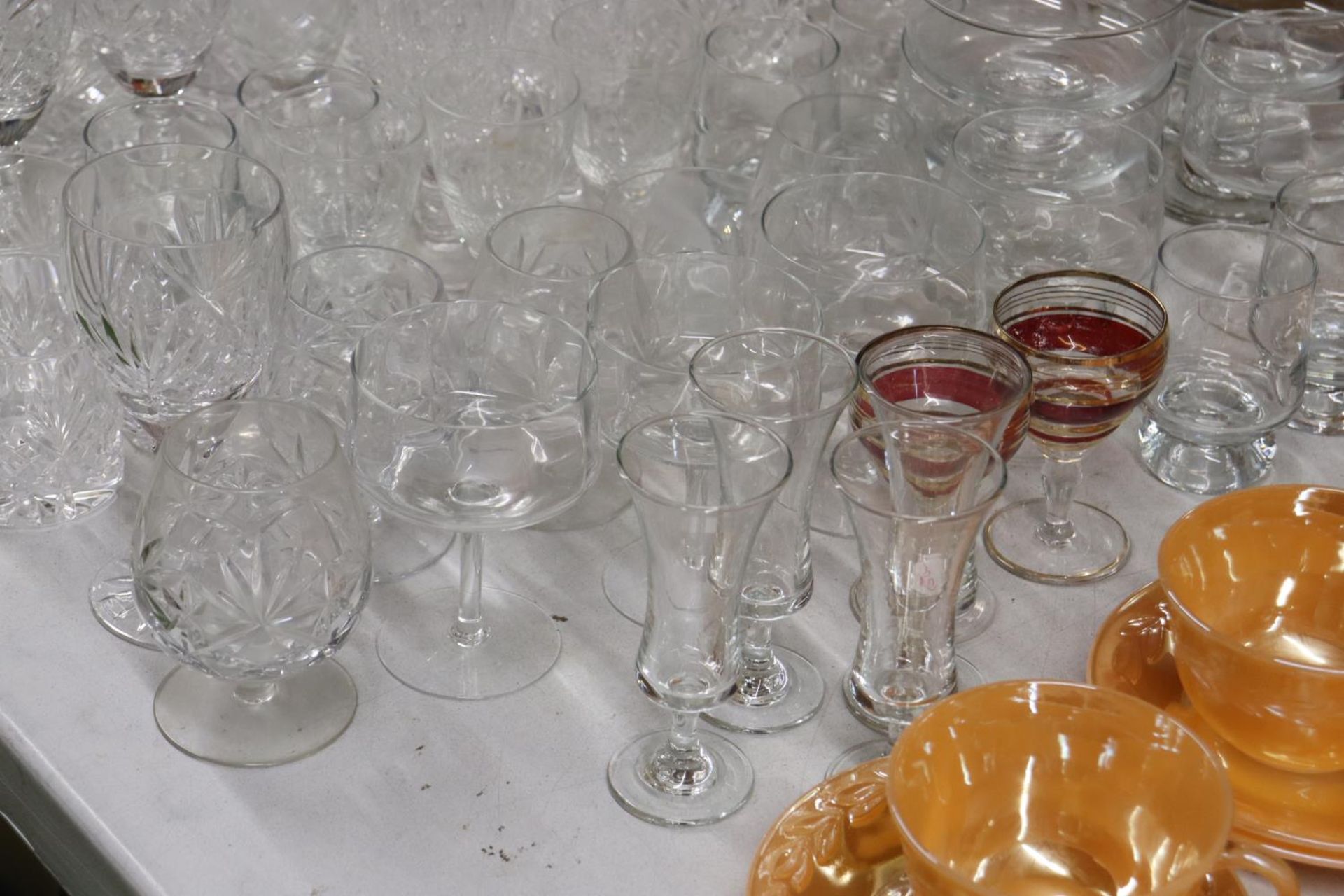 A LARGE QUANTITY OF GLASSES TO INCLUDE CHAMPAGNE FLUTES, WINE, SHERRY, TUMBLERS, DESSERT BOWLS, ETC - Image 4 of 6