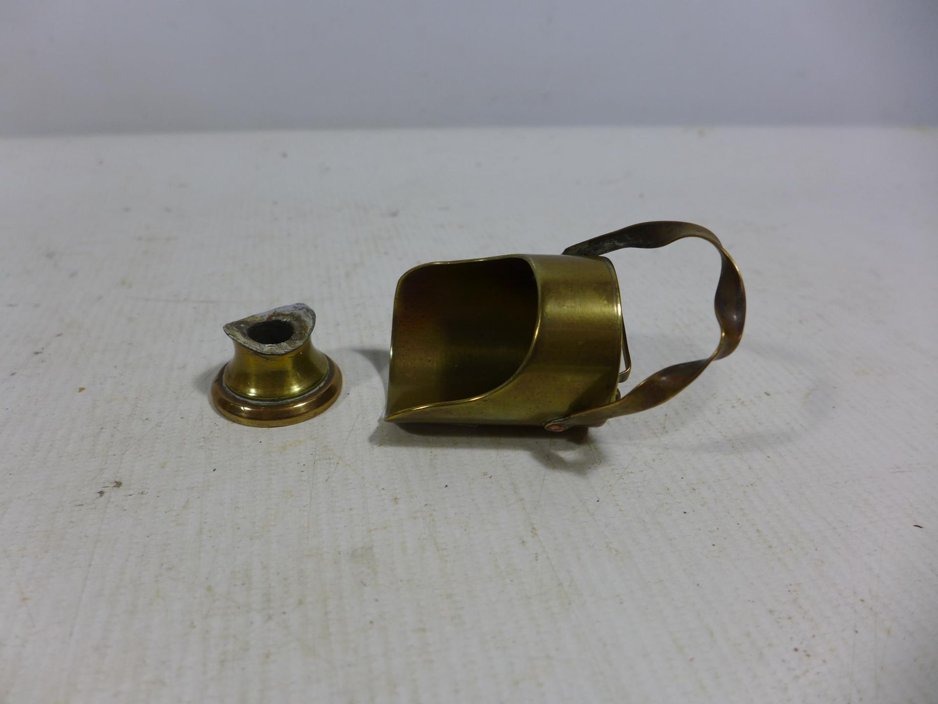 FOUR BRASS WORLD WAR I TRENCH ART ITEMS, TO INCLUDE TWO HELMET SHAPED MINIATURE COAL BUCKETS - Image 5 of 5