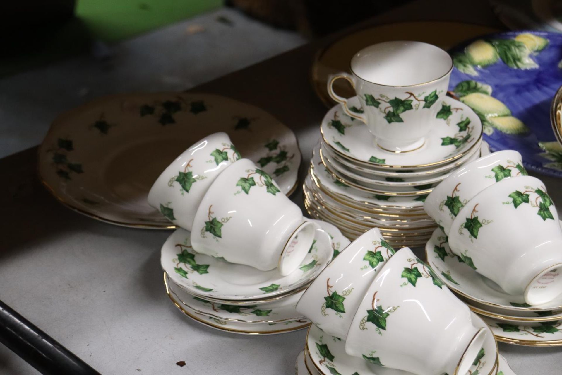 A COLCLOUGH 'IVY LEAF' PART TEASET TO INCLUDE CAKE PLATES, A CREAM JUG, CUPS, SAUCERS AND SIDE - Bild 2 aus 6