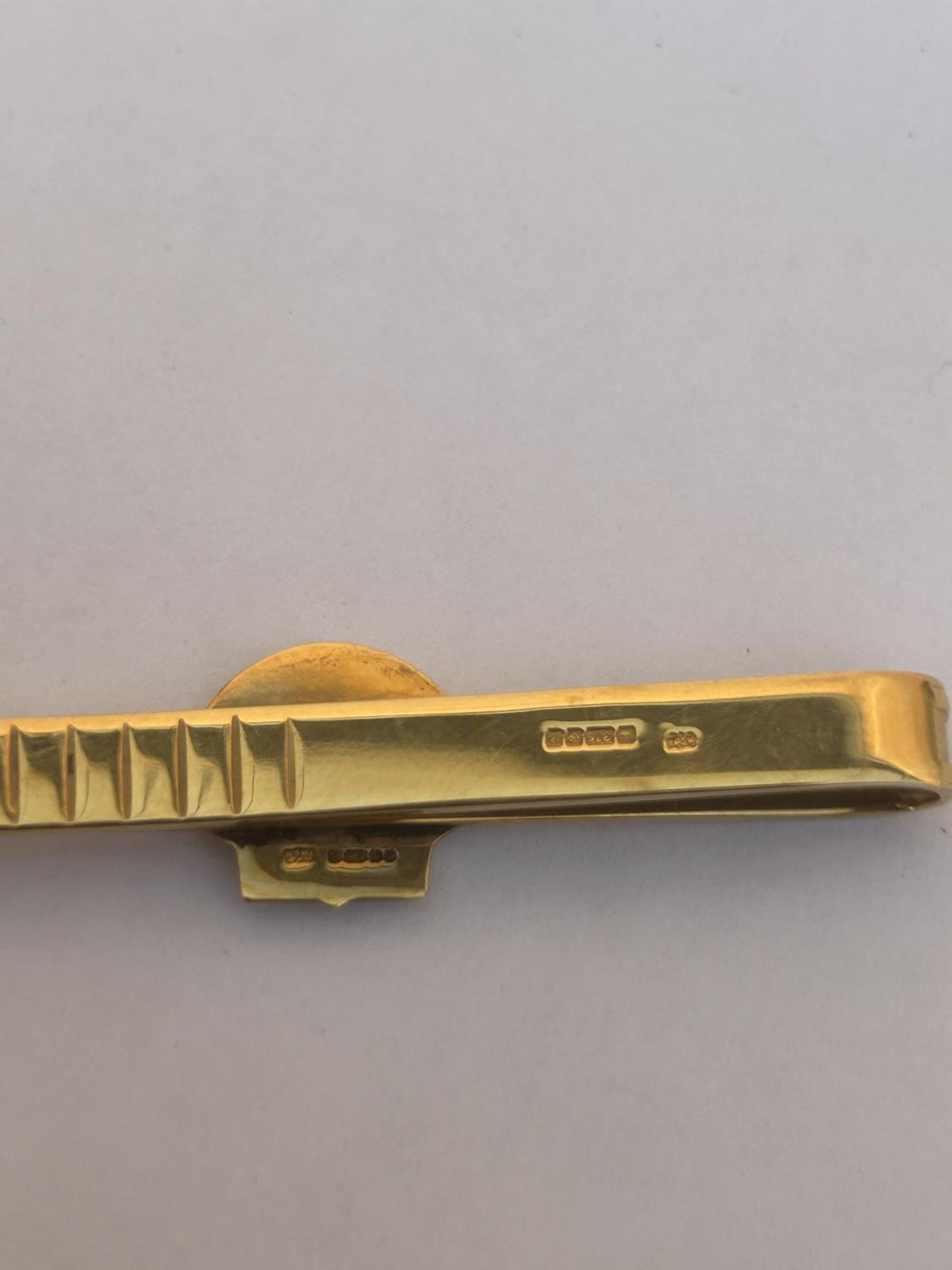 A FULLY HALLMARKED BIRMINGHAM 9CT GOLD AND DIAMOND SHELL PETROLEUM TIE PIN, WEIGHT 10 G - Bild 4 aus 5