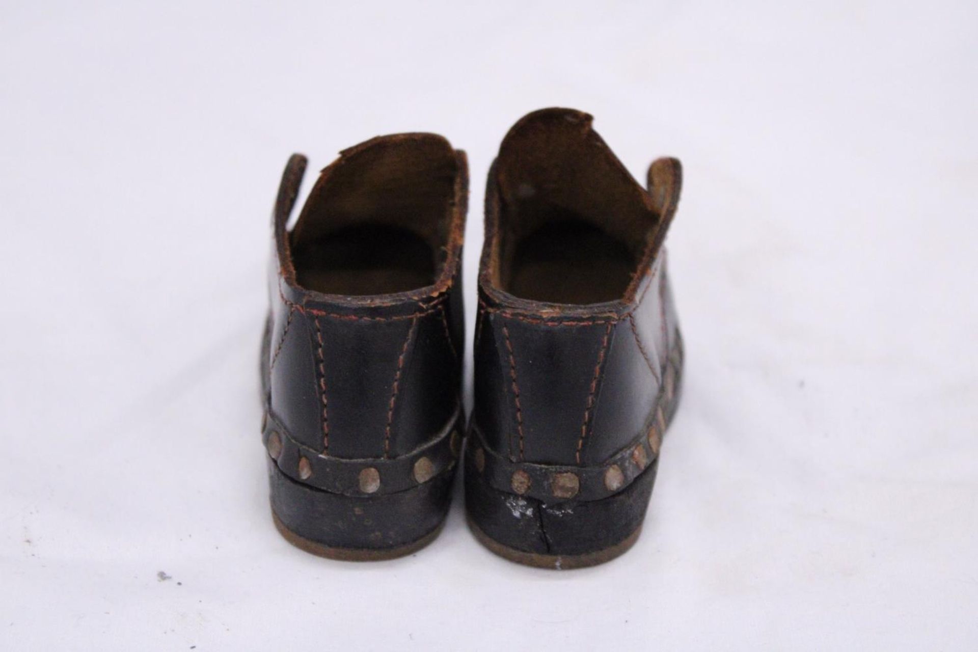 A PAIR OF VICTORIAN STYLE LEATHER (HANDMADE) CHILDREN'S SHOES - Image 3 of 5