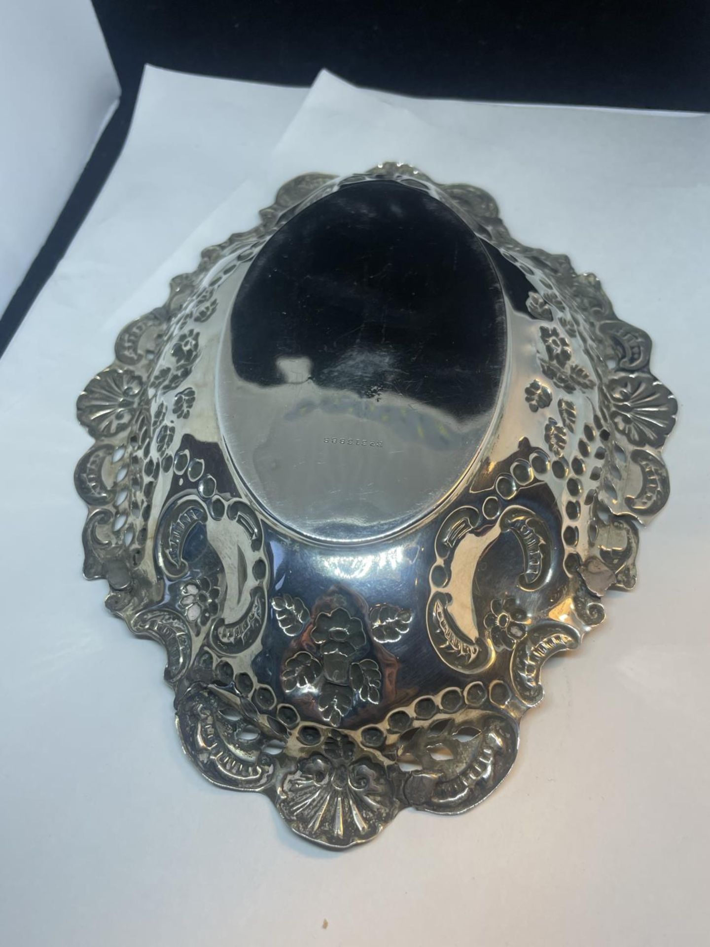 A DECORATIVE HALLMARKED SHEFFIELD SILVER DISH GROSS WEIGHT 124 GRAMS - Image 5 of 5