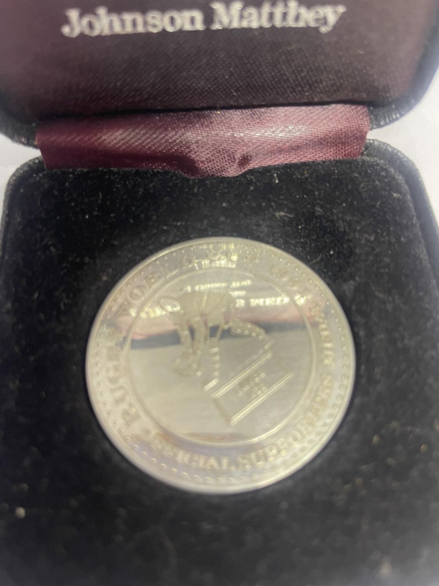 A SILVER 1991 RUGBY WORLD CUP MEDAL IN A PRESENTATION BOX - Image 2 of 4