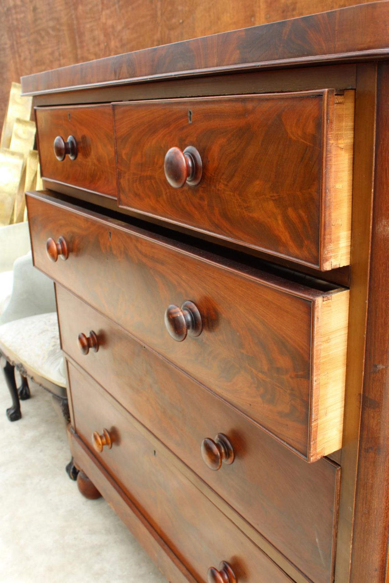 A VICTORIAN MAHOGANY CHEST OF 2 SHORT AND 3 LONG DRAWERS, 48" WIDE - Image 3 of 5