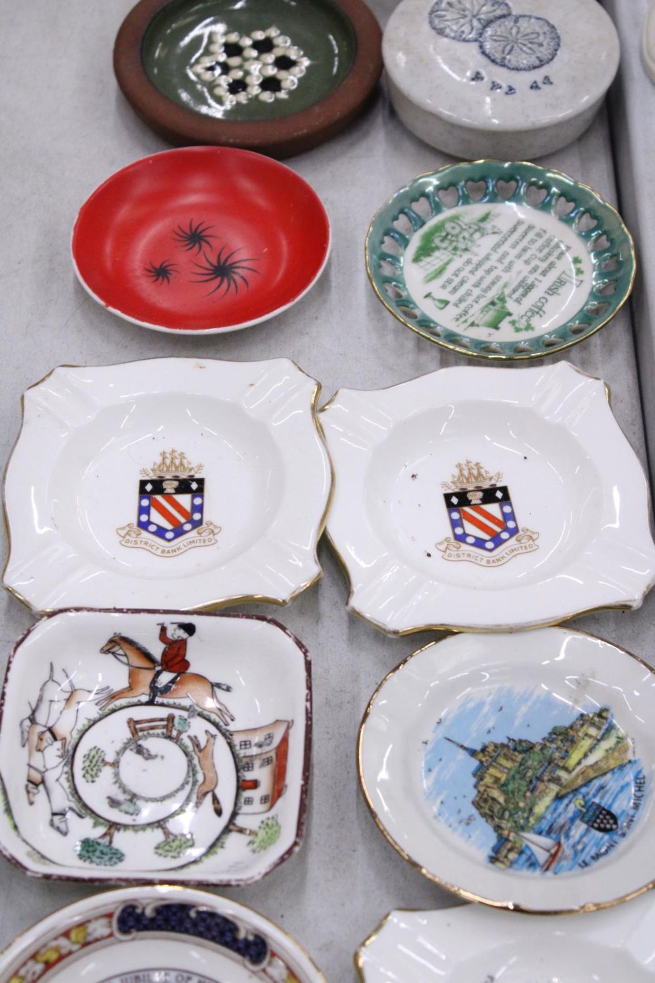 A QUANTITY OF CERAMIC AND CHINA PIN TRAYS TO INCLUDE ROYAL ALBERT 'OLD COUNTRY ROSES', ETC - Bild 3 aus 5
