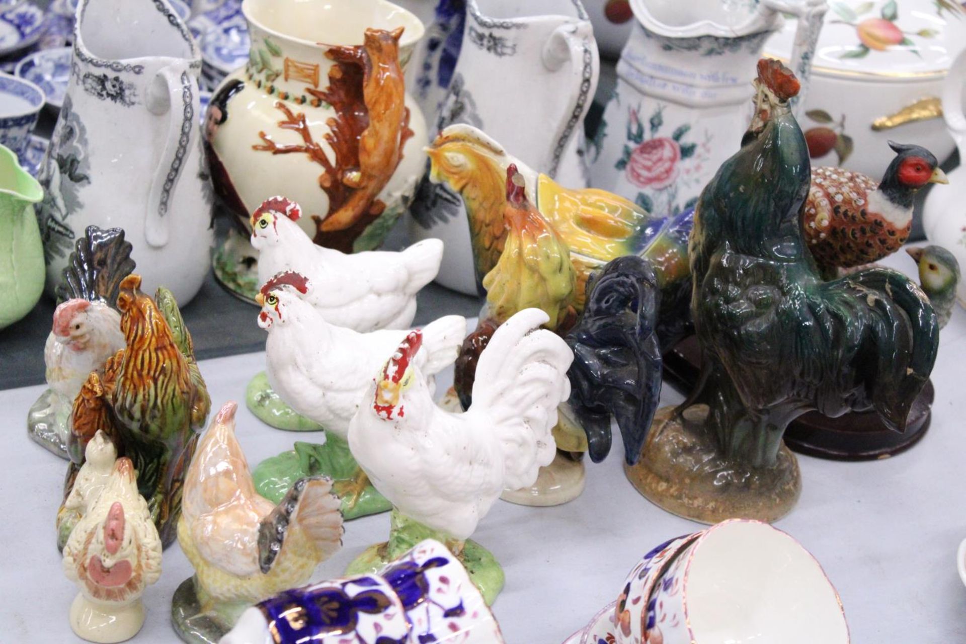 A MIXED LOT OF CHICKEN ORMAMENTS TO INCLUDE A TEAPOT AND A PHEASANT ON WOODEN PLINTH - Bild 2 aus 6