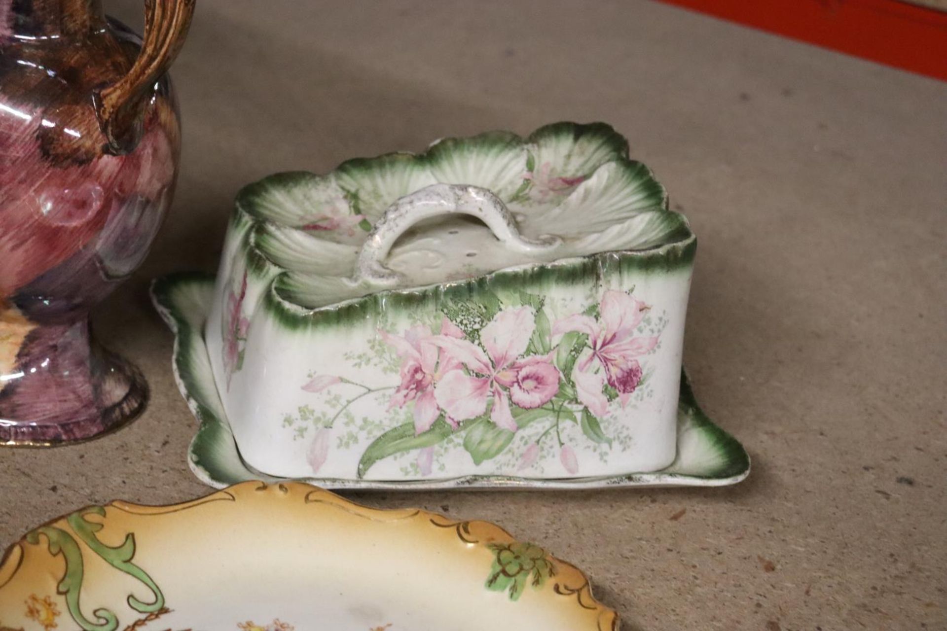 A MIXED LOT TO INCLUDE TWO ROYAL FOLEY WARE PLATES, A RADFORD POSY BOWL, A OLDCOURT WARE HANDPAINTED - Image 6 of 7