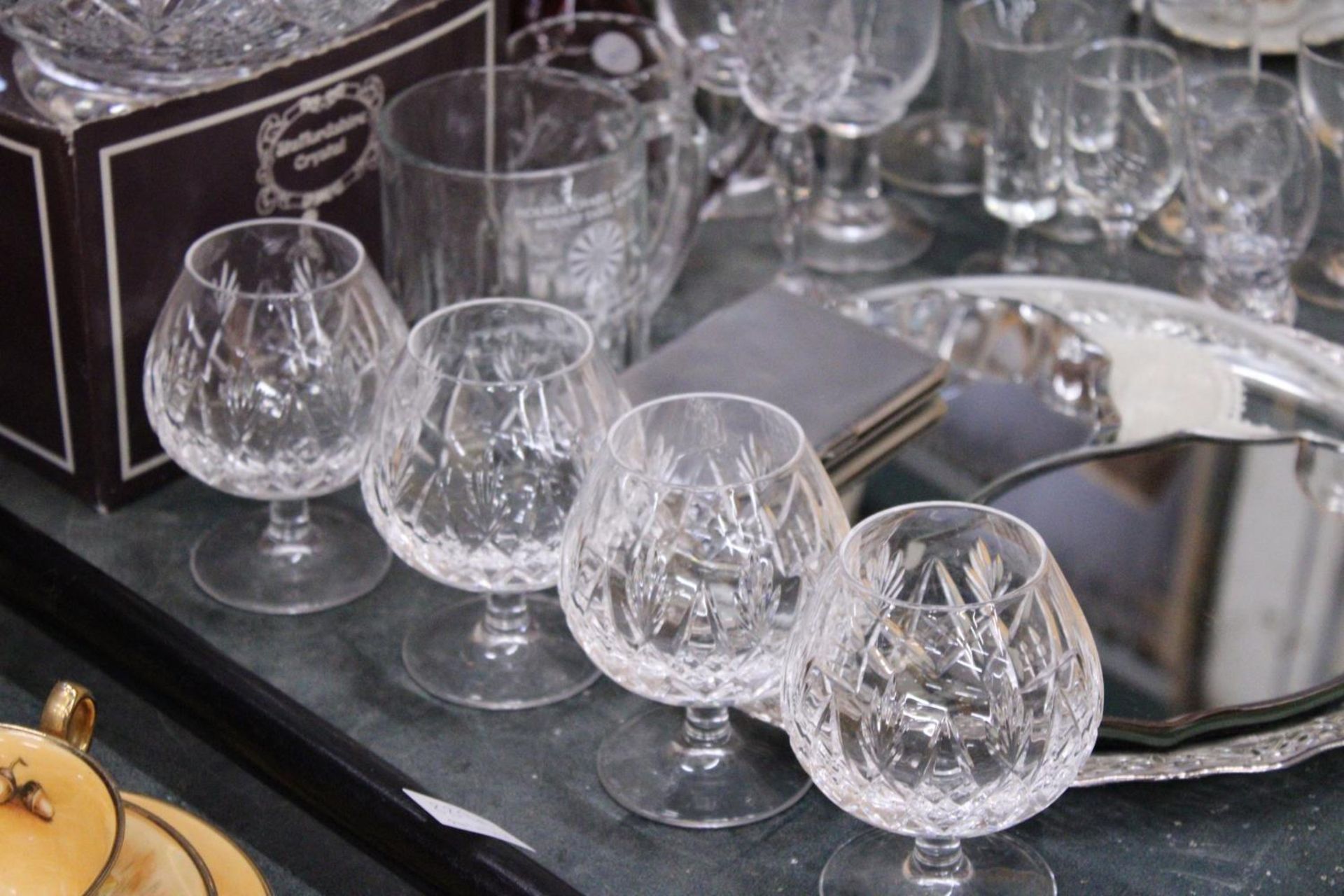 A MIXED LOT OF GLASSWARE TO INCLUDE WINE GLASSES, VASES, A STAFFORDSHIRE CRYSTAL BOWL, TWO MIRRORS - Bild 5 aus 6