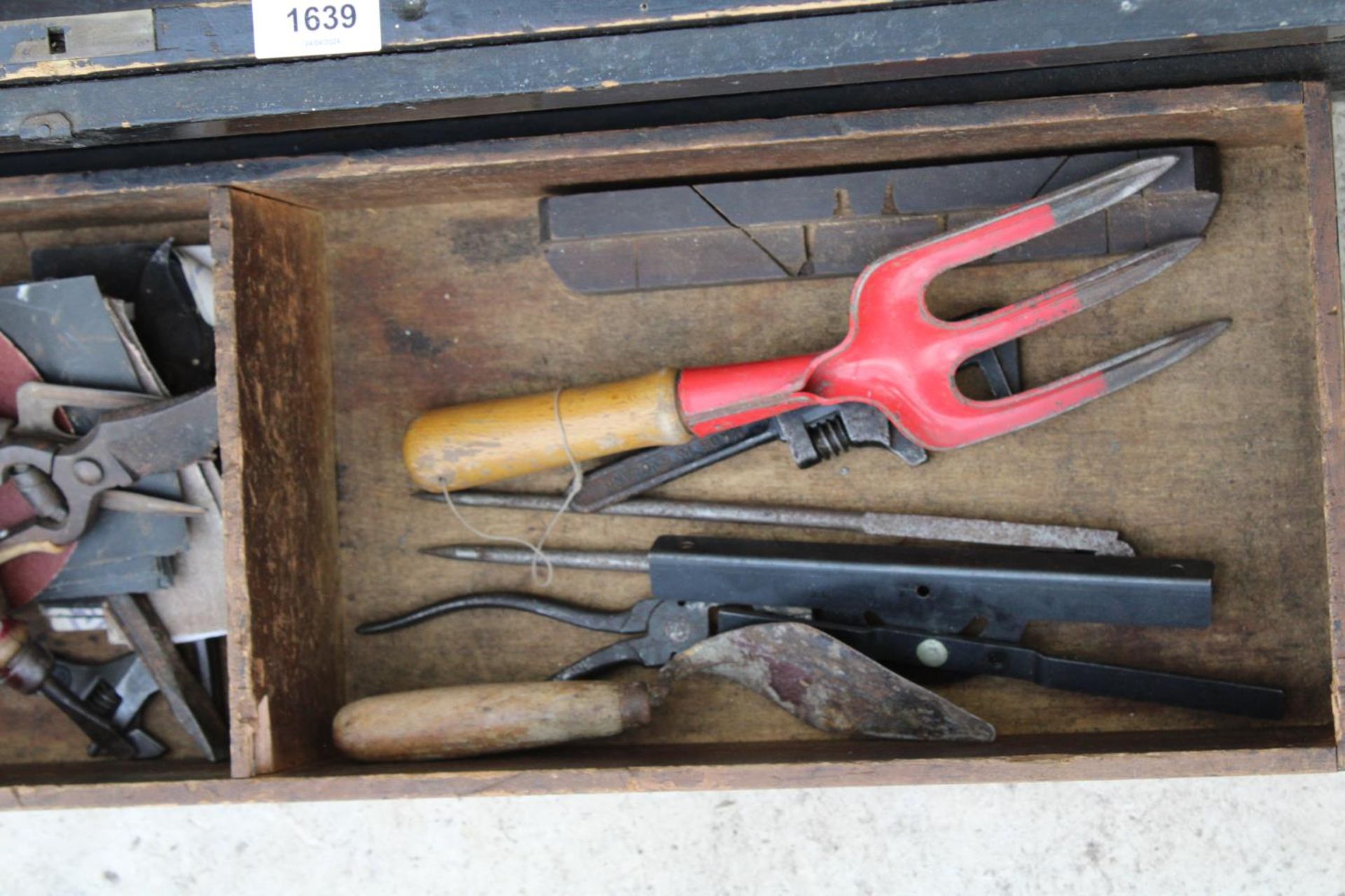 A VINTAGE PINE TOOL CHEST WITH AN ASSORTMENT OF VINTAGE TOOLS TO INCLUDE SCREW DRIVERS, SAWS AND - Bild 4 aus 6