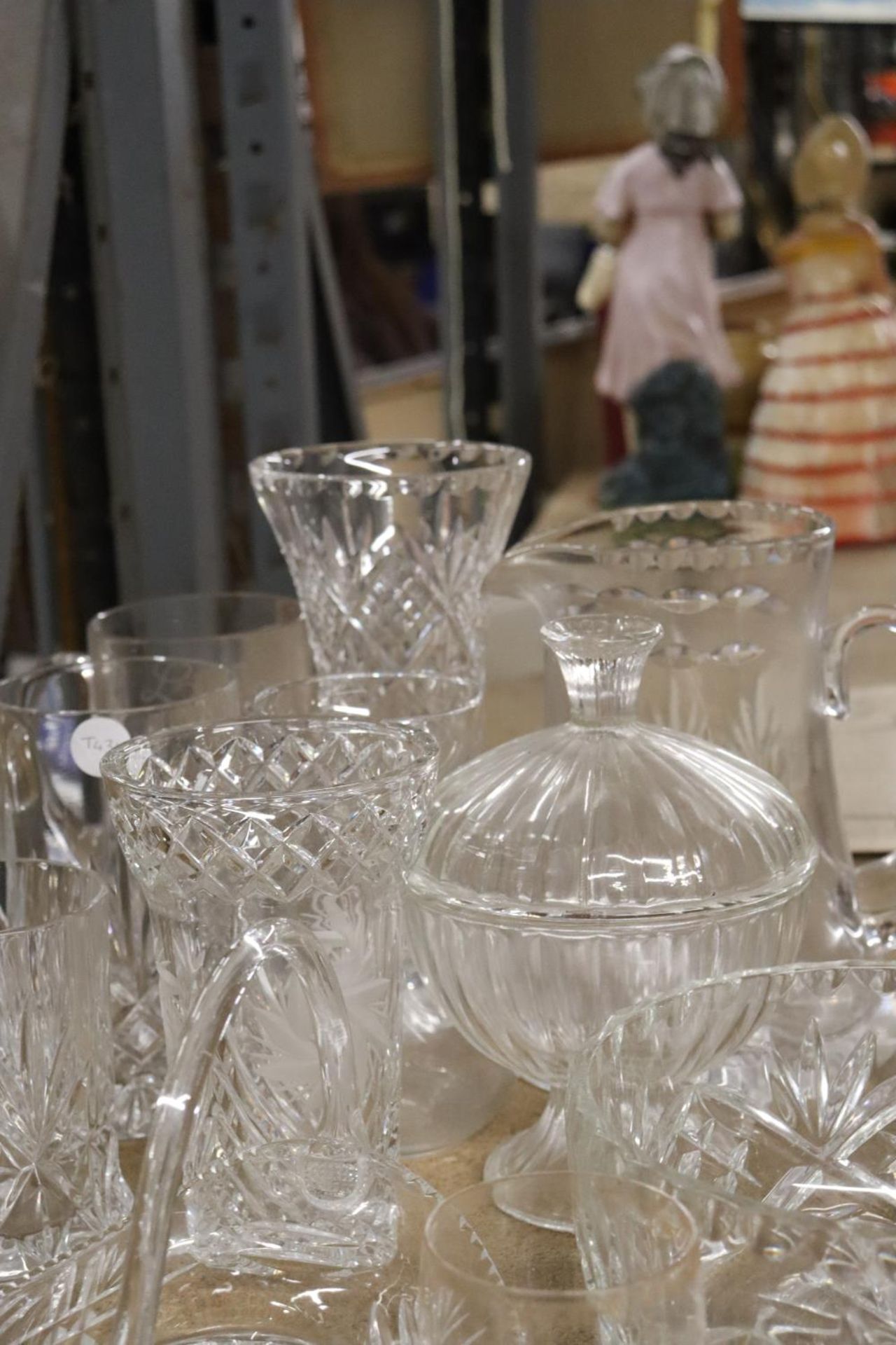 A QUANTITY OF GLASSWARE TO INCLUDE VASES, BOWLS, TUMBLERS, ETC - Bild 4 aus 6