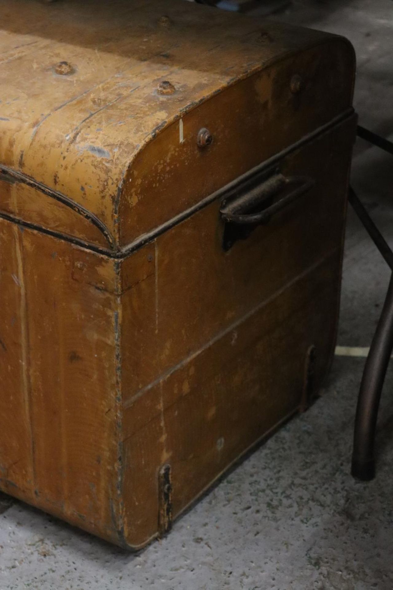 A WW2 MILITARY CHEST WITH BRASS LOCK - Image 2 of 6