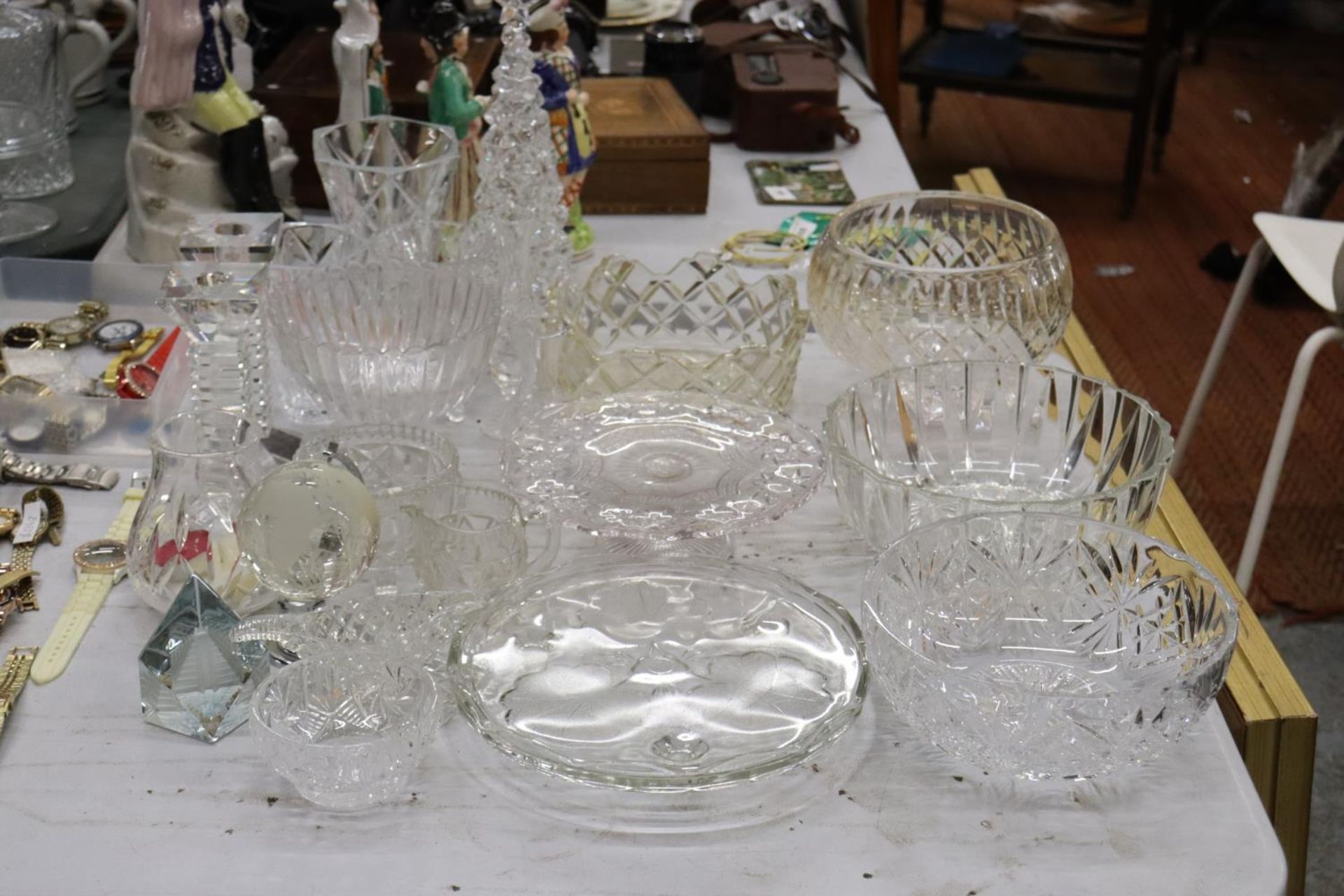 A LARGE QUANTITY OF GLASSWARE TO INCLUDE LARGE BOWLS, VASES, CANDLESTICKS, A GLOBE, ETC