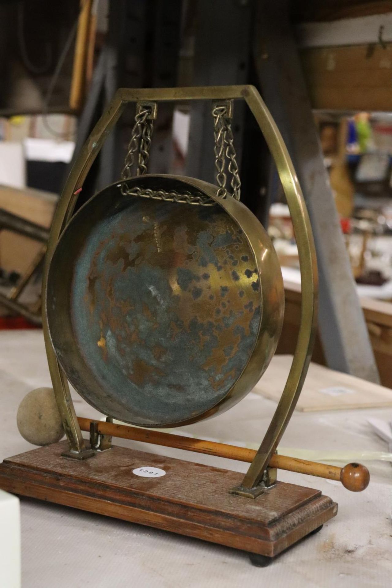 A BRASS TABLE TOP GONG WITH HAMMER - APPROXIMATELY 26CM HIGH - Image 4 of 5