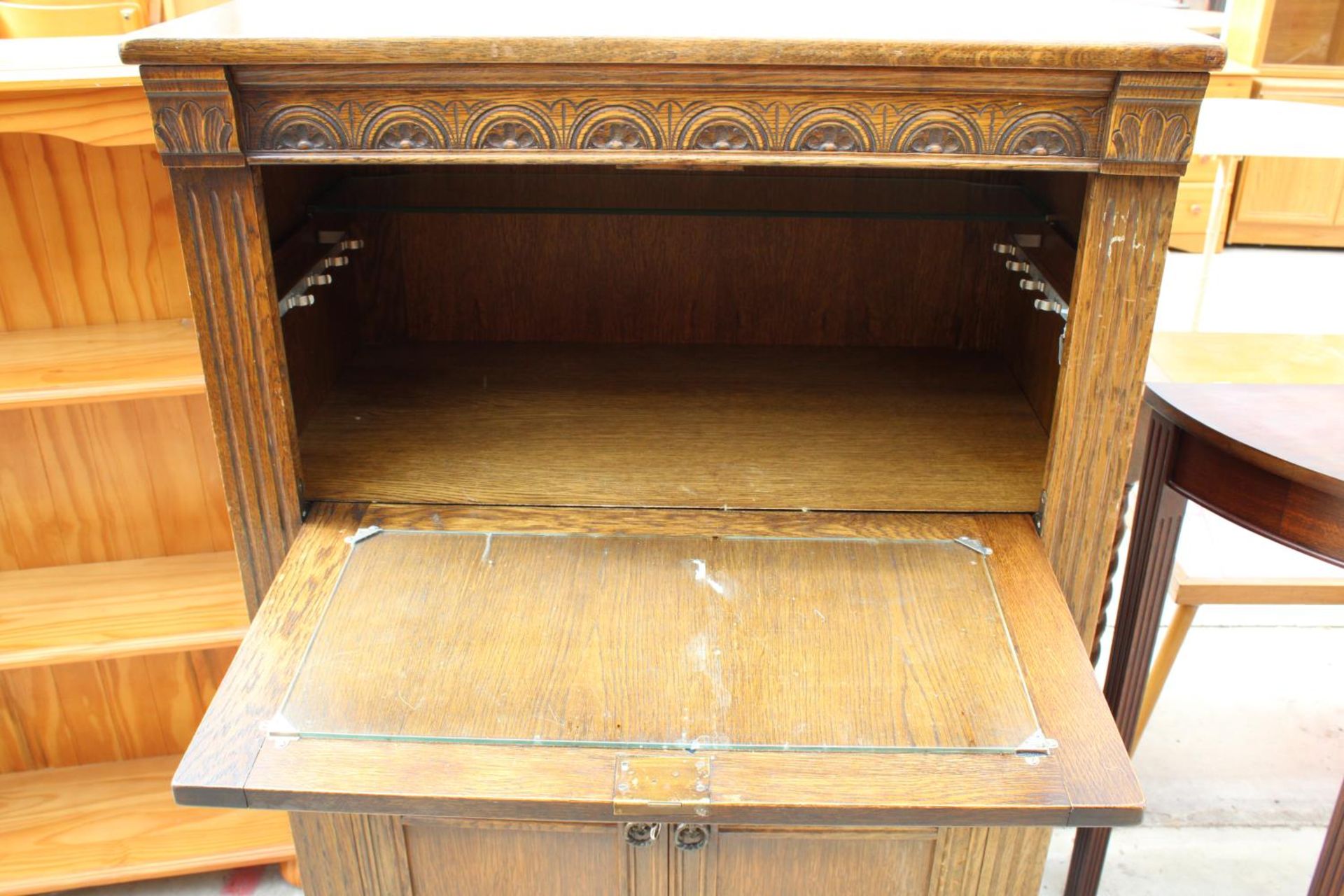 AN OAK CHARM STYLE COCKTAIL CABINET WITH LINEN-FOLD DROP DOWN FRONT AND CUPBOARD TO BASE, 31.5" WIDE - Image 3 of 4