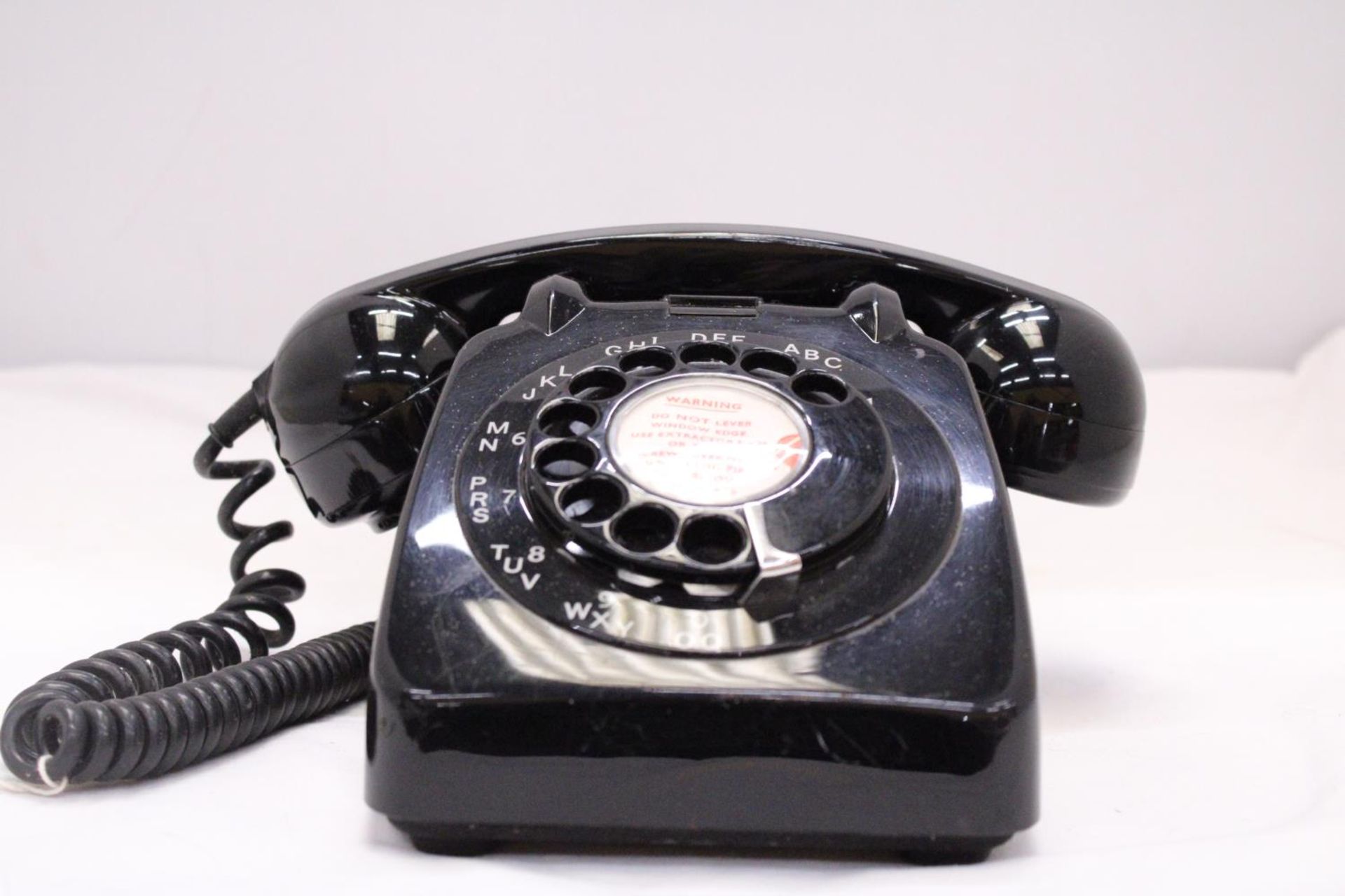 A VINTAGE BLACK TELEPHONE WITH DIAL - Bild 3 aus 6