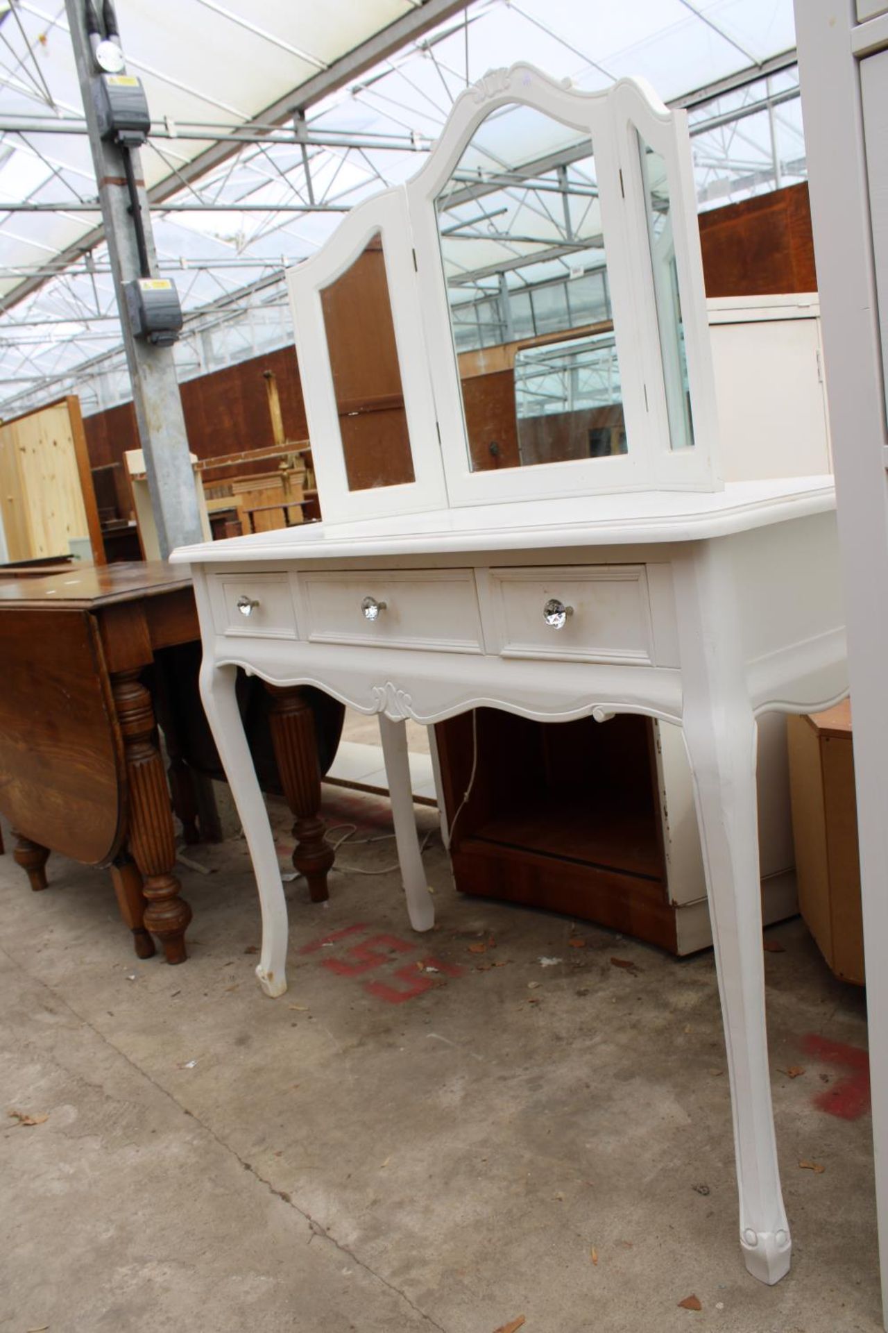 A MODERN WHITE DRESSING TABLE ENCLOSING 3 DRAWERS WITH TRIPLE MIRROR, 43" WIDE - Image 2 of 2