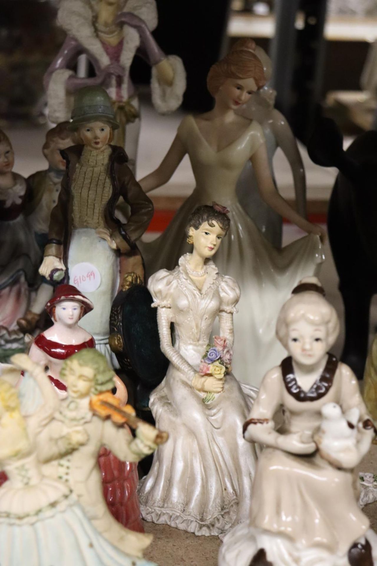 A LARGE COLLECTION OF APPROX 19 LADY FIGURINES - Image 3 of 6