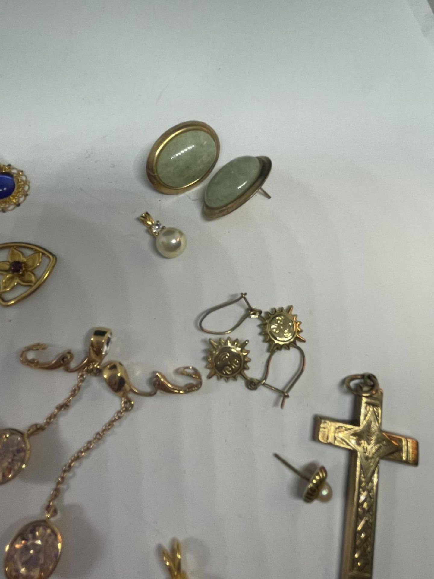 A QUANTITY OF COSTUME JEWELLERY - Image 3 of 4