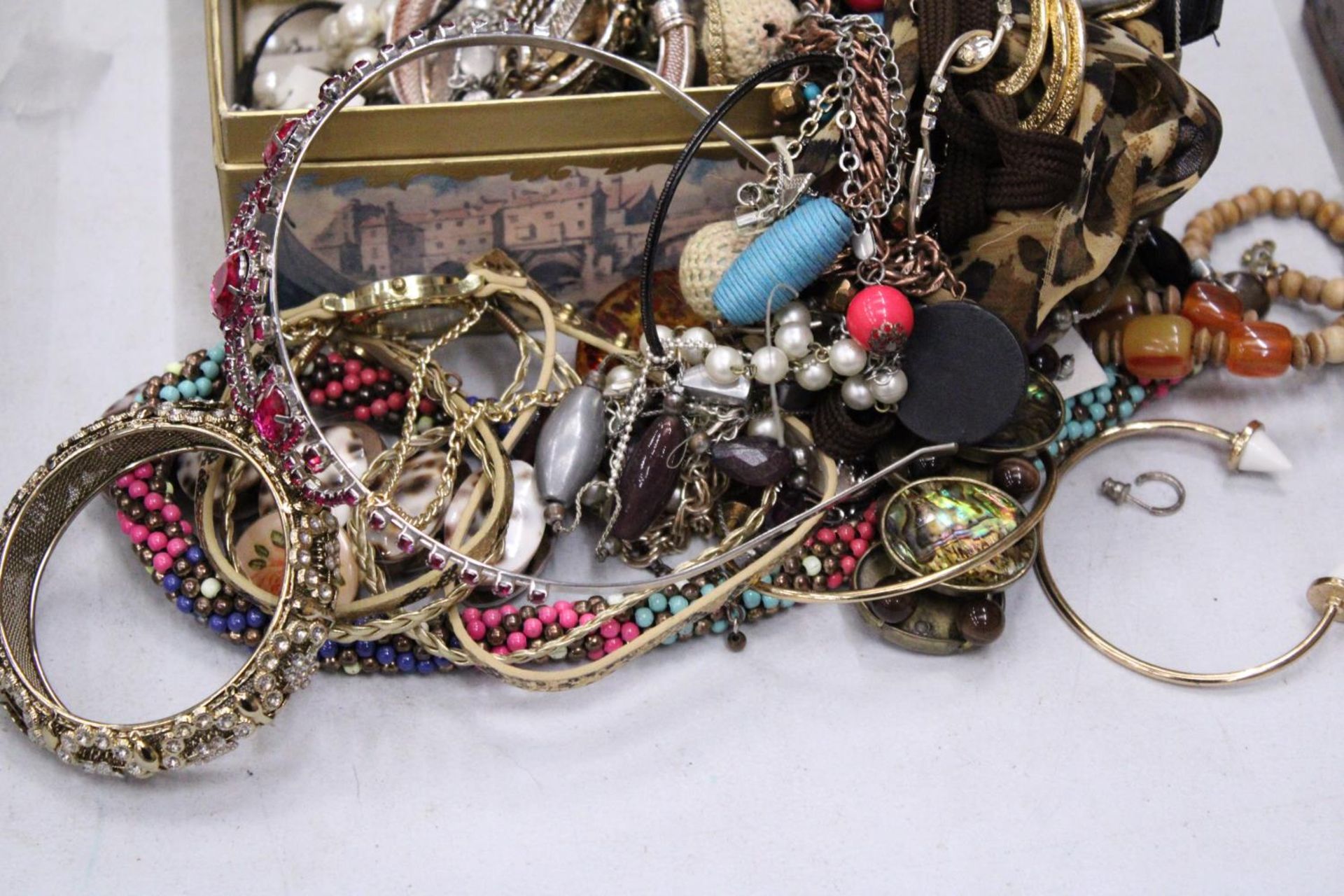 A QUANTITY OF COSTUME JEWELLERY TO INCLUDE NECKLACES, EARRINGS, BANGLES, ETC, IN A DOMED BOX - Image 2 of 5