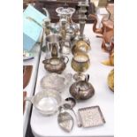 A LARGE QUANTITY OF SILVER PLATED ITEMS TO INCLUDE CANDLESTICKS, A KETTLE, A TANKARD, JUGS, BOWLS,