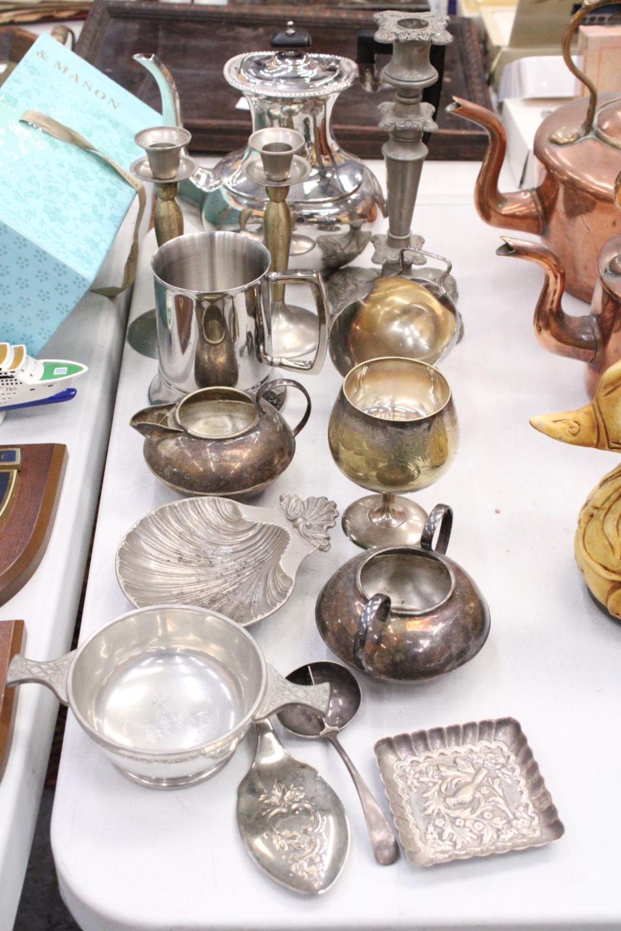 A LARGE QUANTITY OF SILVER PLATED ITEMS TO INCLUDE CANDLESTICKS, A KETTLE, A TANKARD, JUGS, BOWLS,