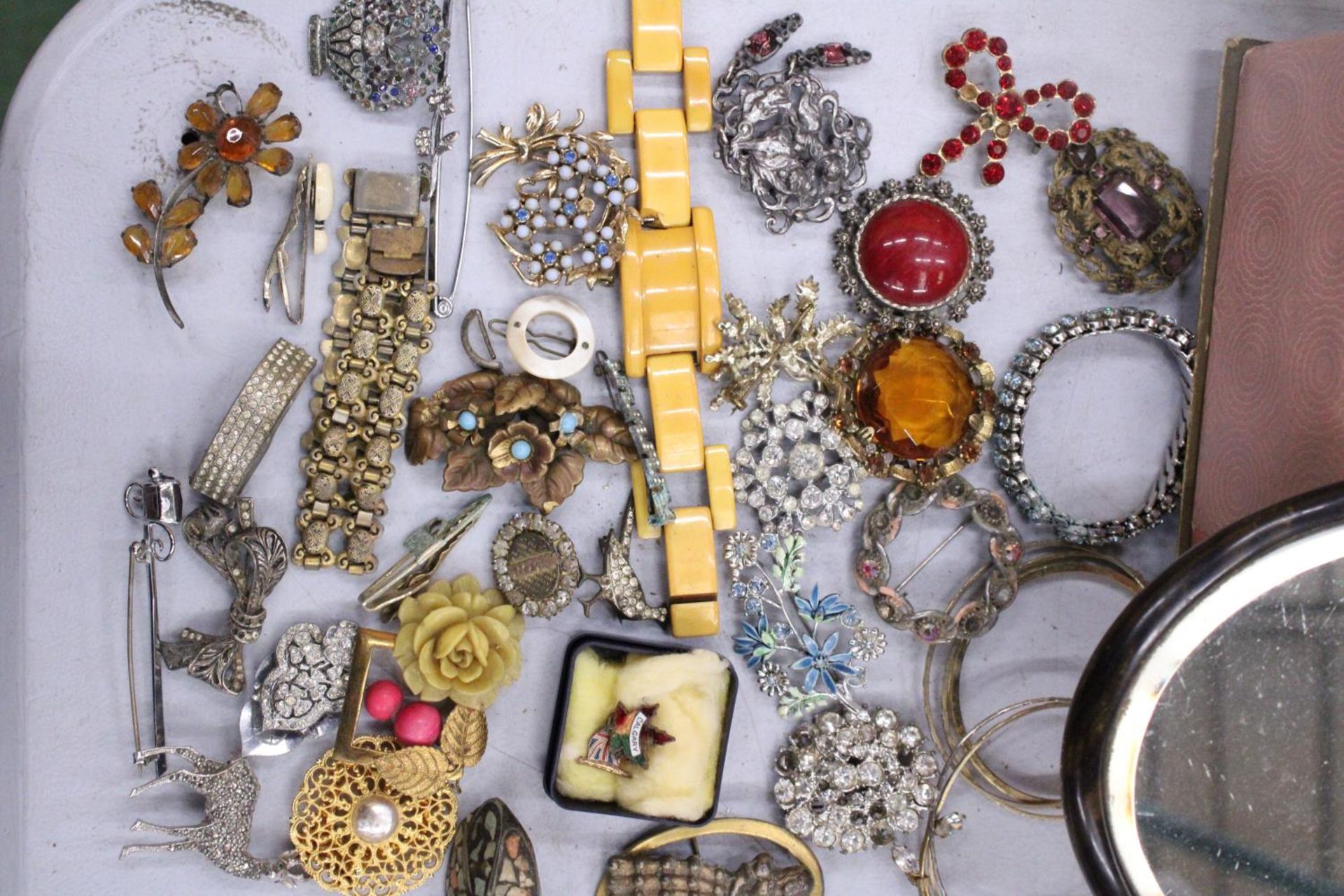 A QUANTITY OF COSTUME JEWELLERY TO INCLUDE BROOCHES, BANGLES, BRACELETS, ETC PLUS A SMALL WOOD AND - Image 2 of 6