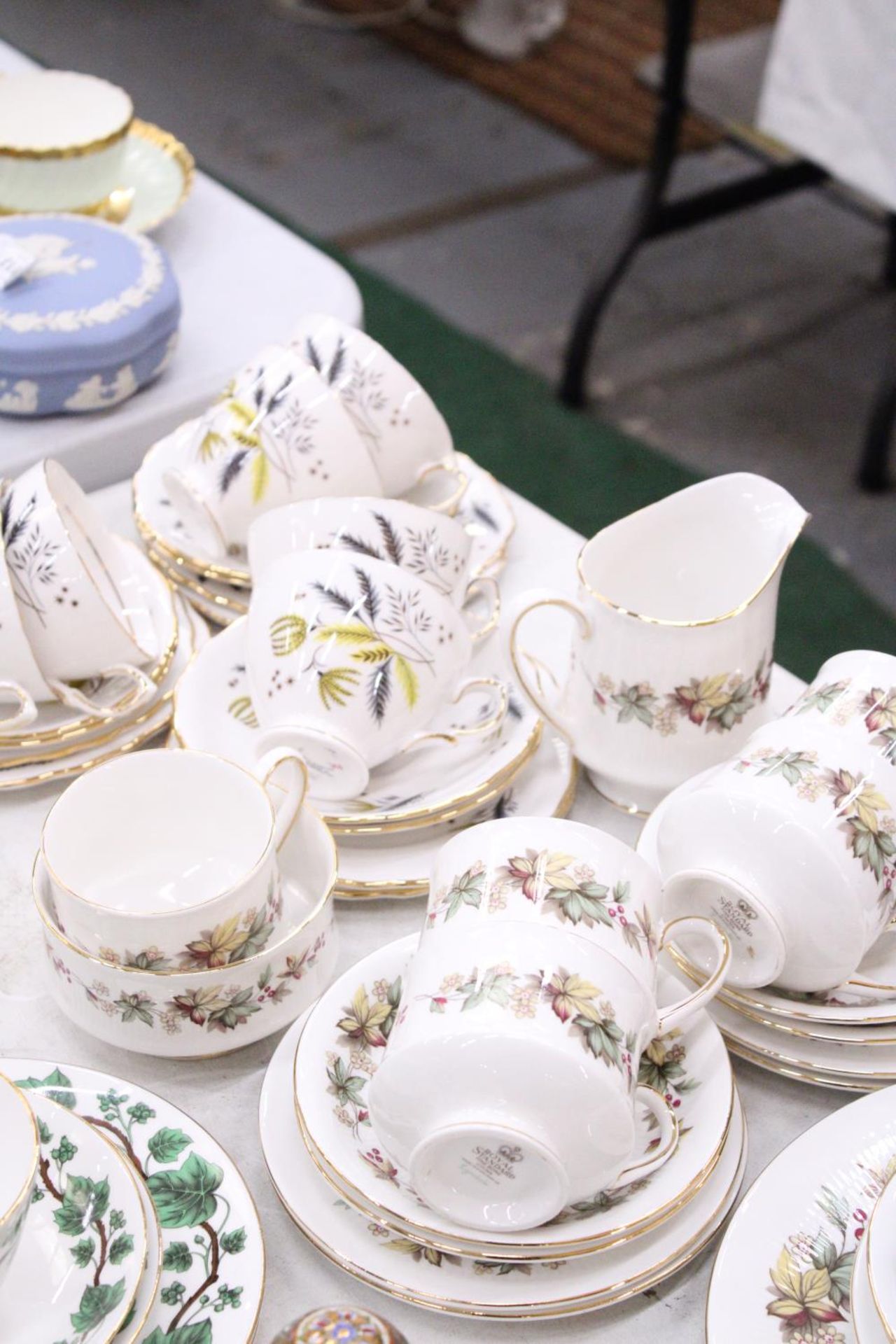 A QUANTITY OF CHINA TEAWARE TO INCLUDE ROYAL STANDARD AND COLCLOUGH - CUPS, SAUCERS, SIDE PLATES, - Bild 5 aus 5