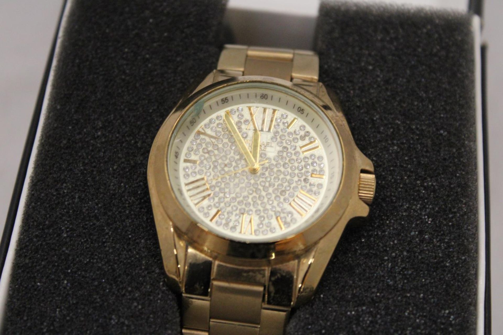 A MICHAEL KORS STYLE GOLD COLOURED WATCH IN PRESENTATION BOX - Image 2 of 5