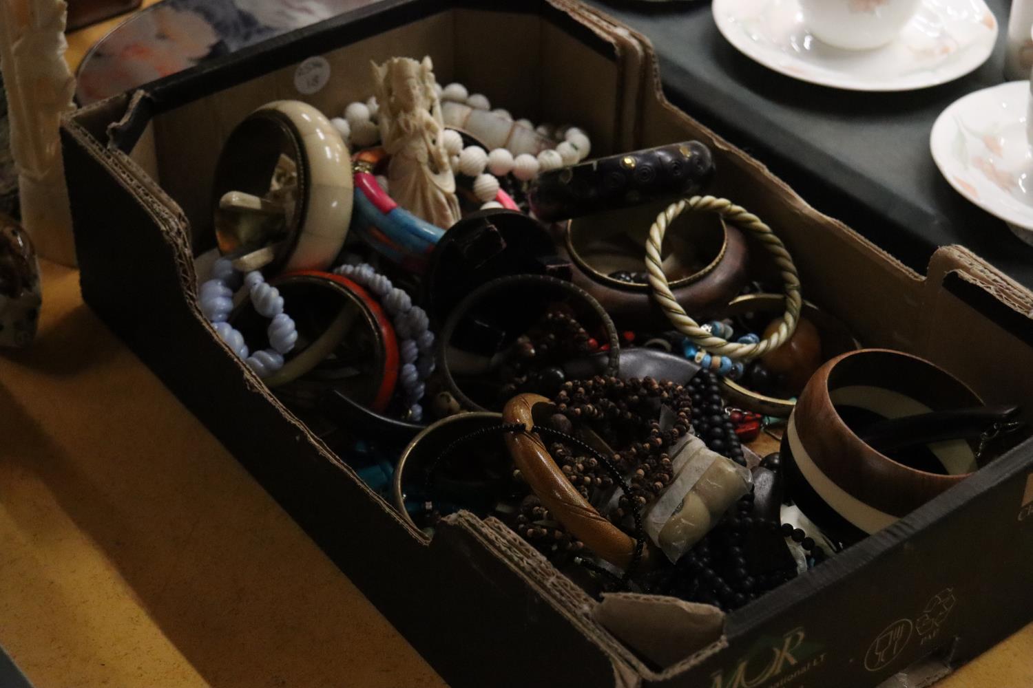 A QUANTITY OF COSTUME JEWELLERY BANGLES, BRACELETS, NECKLACES, ETC, PLUS PURSES AND FIGURES - Image 2 of 5