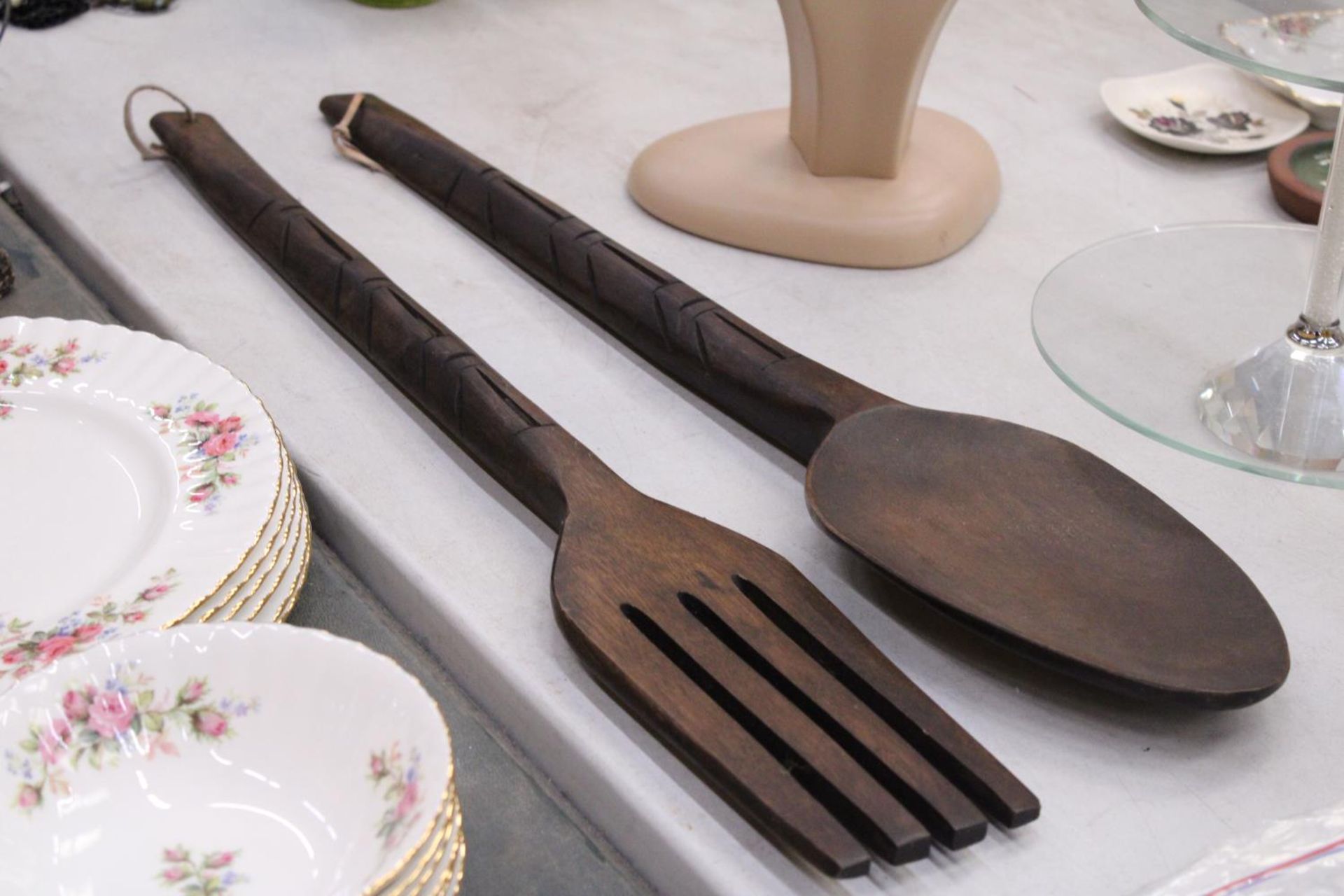 TWO LARGE WOODEN WALL DECORATIONS OF A FORK AND SPOON - Image 6 of 6