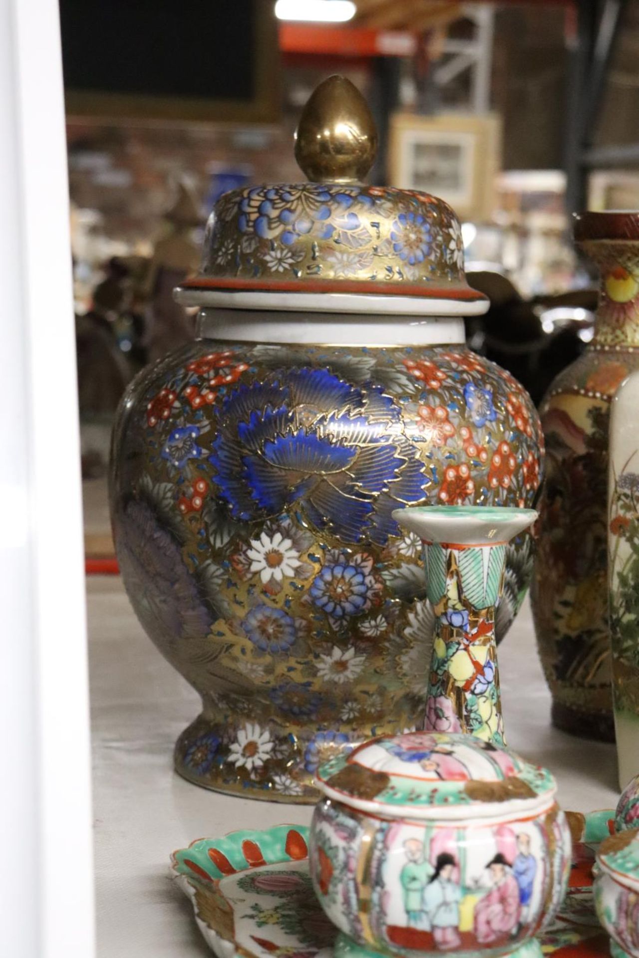 A QUANTITY OF ORIENTAL CERAMICS TO INCLUDE A HAND PAINTED VASE, CANDLE STICKS, TRINKET BOXES, ETC - Image 6 of 8