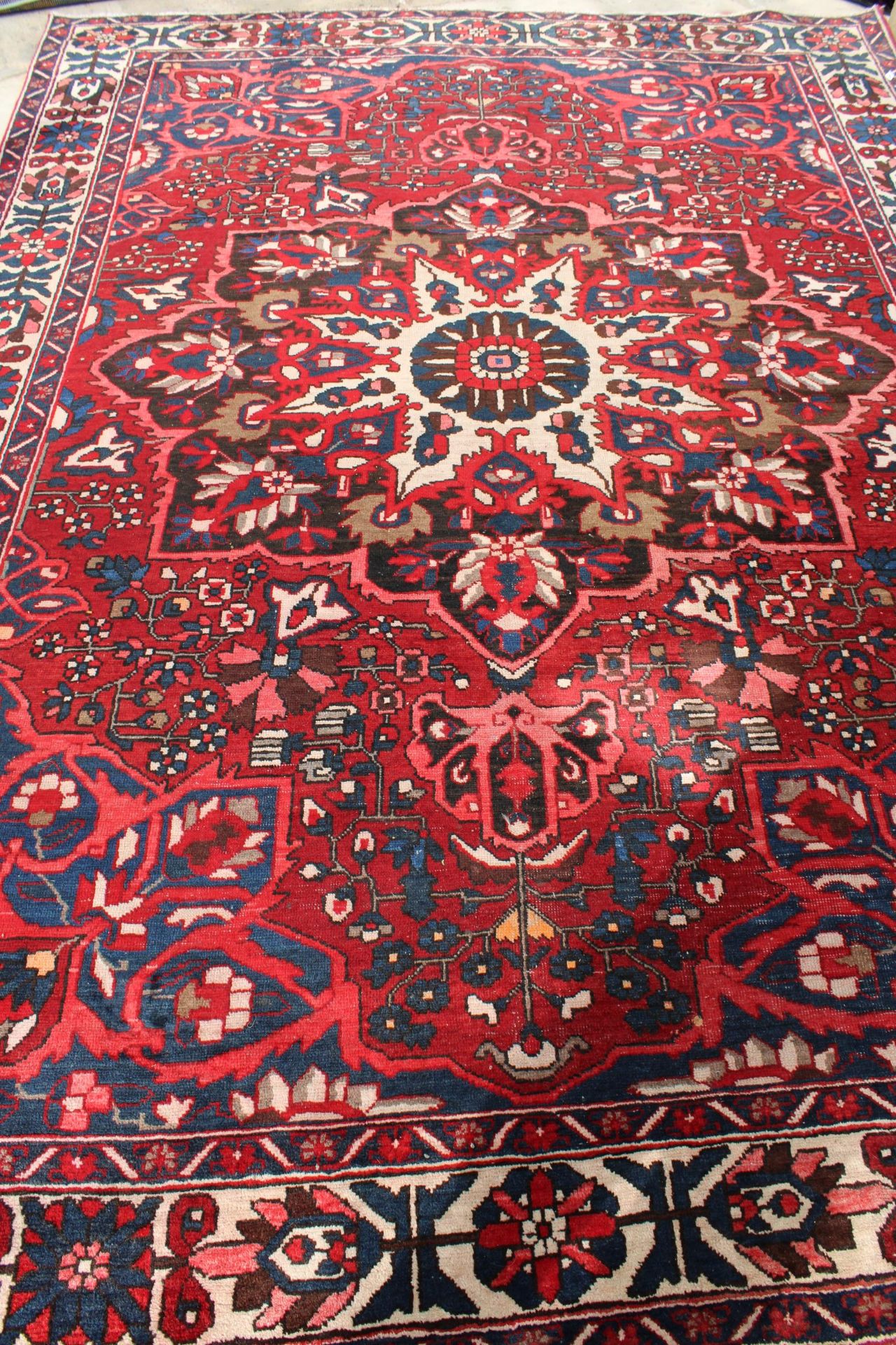A LARGE RED PATTERNED FRINGED RUG - Image 3 of 5