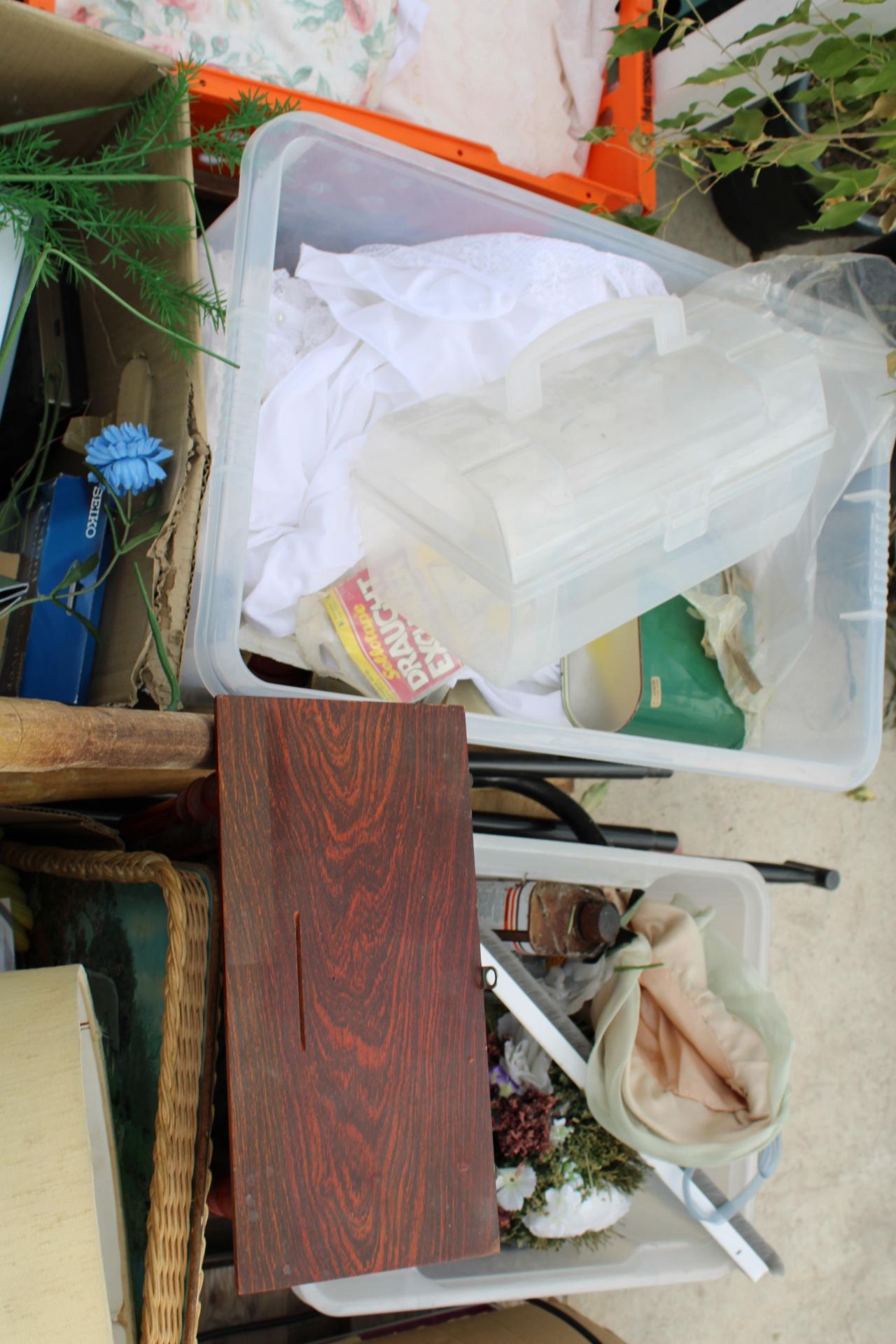 AN ASSORTMENT OF VARIOUS HOUSEHOLD CLEARANCE ITEMS - Image 2 of 3