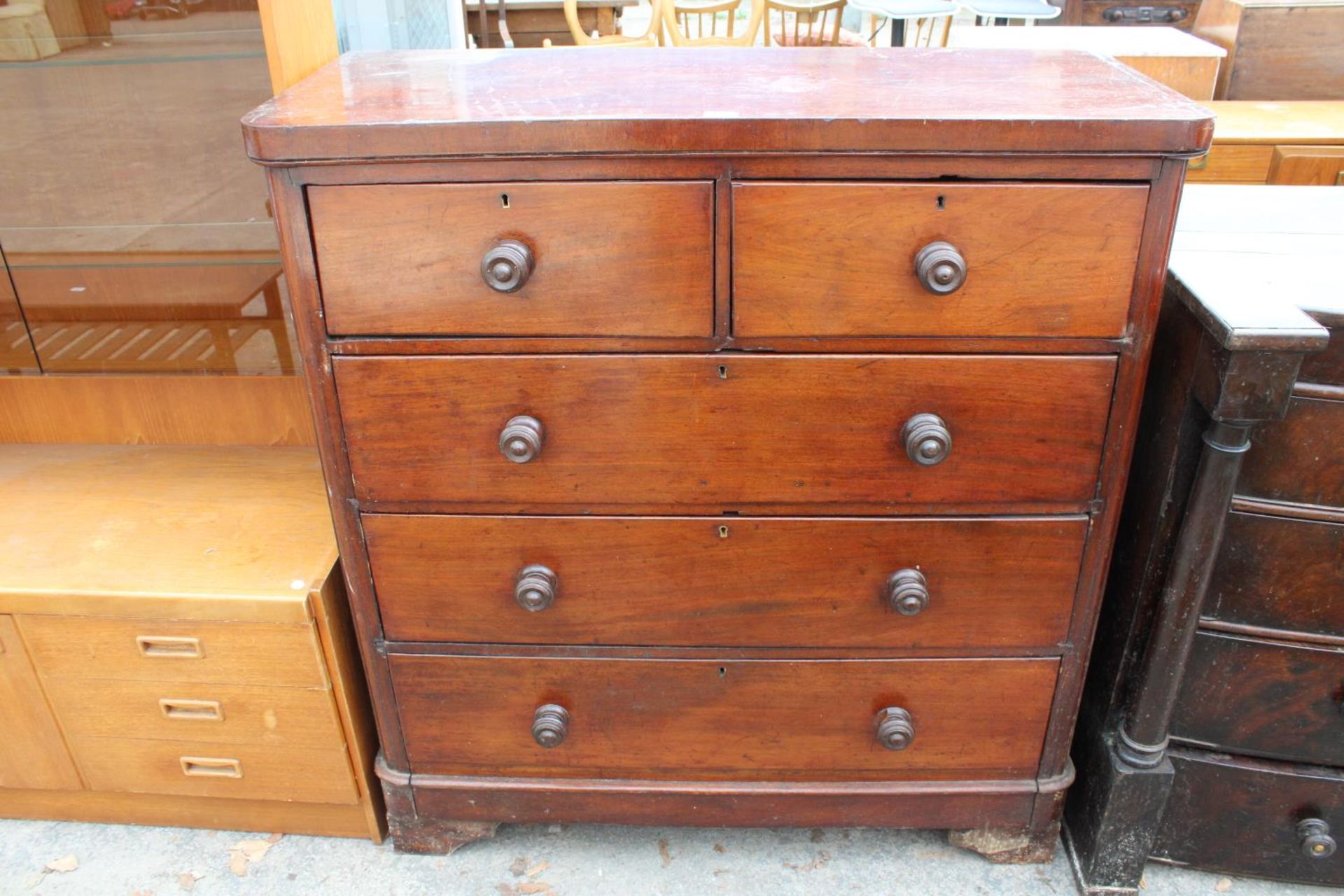 A VICTORIAN MAHOGANY CHEST OF 2 SHORT AND 3 LONG DRAWERS, 44.5" WIDE