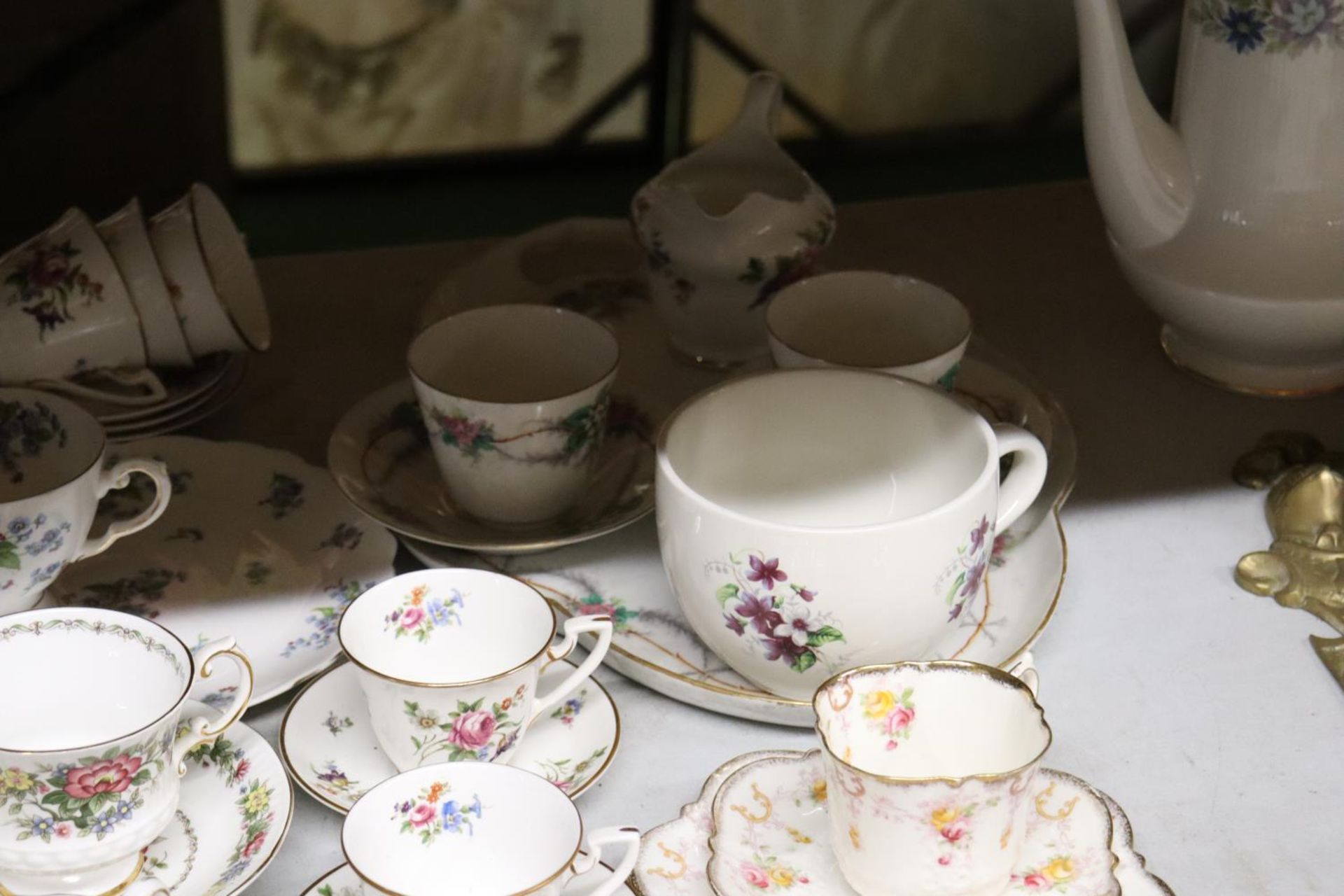 A LARGE QUANTITY OF VINTAGE CUPS, SAUCERS, PLATES, ETC TO INCLUDE ROYAL WORCESTER 'ABLA', CROWN - Image 4 of 5