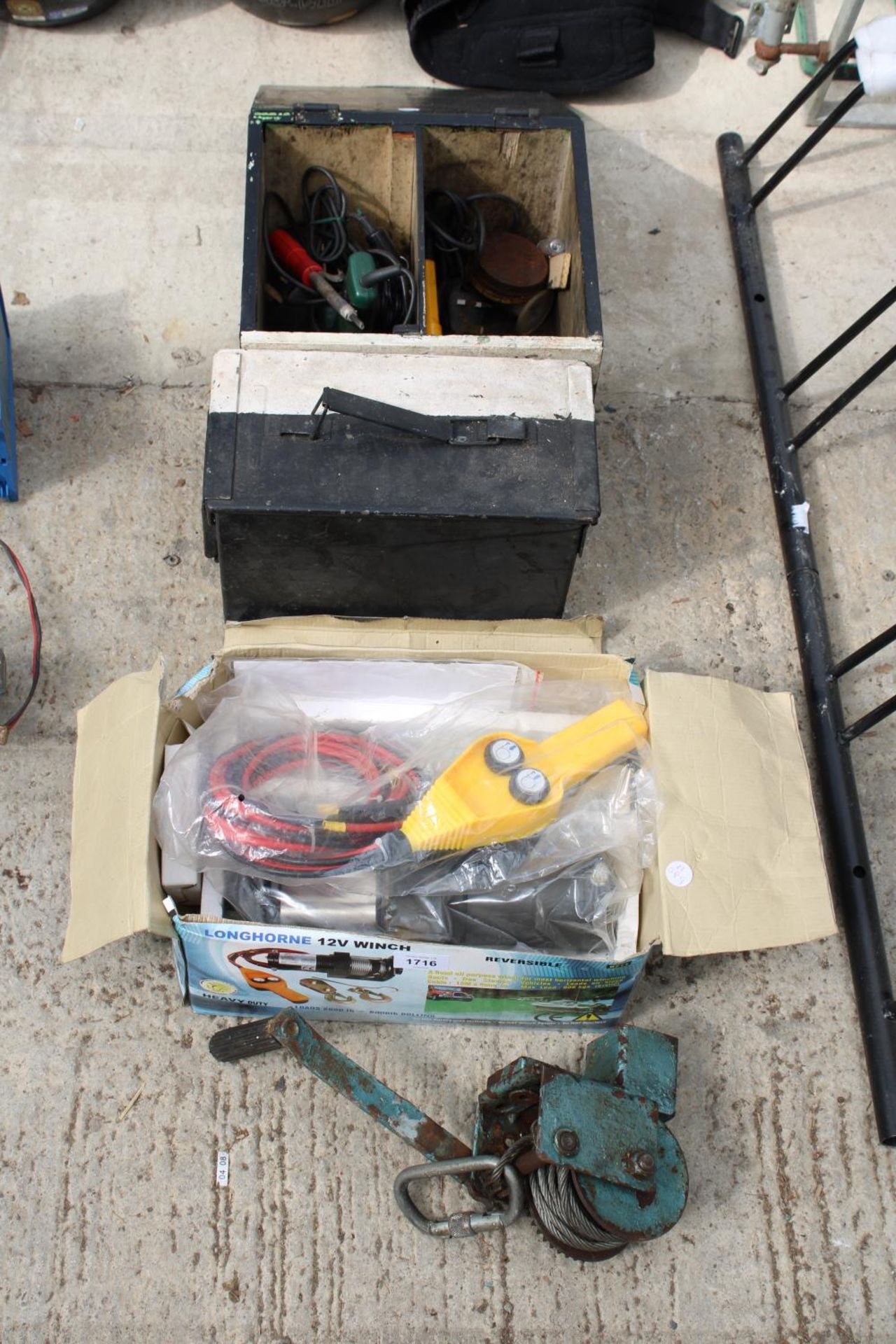 AN ASSORTMENT OF TOOLS TO INCLUDE A 12V WINCH, A HAND WINCH AND A SOLDERING IRON ETC