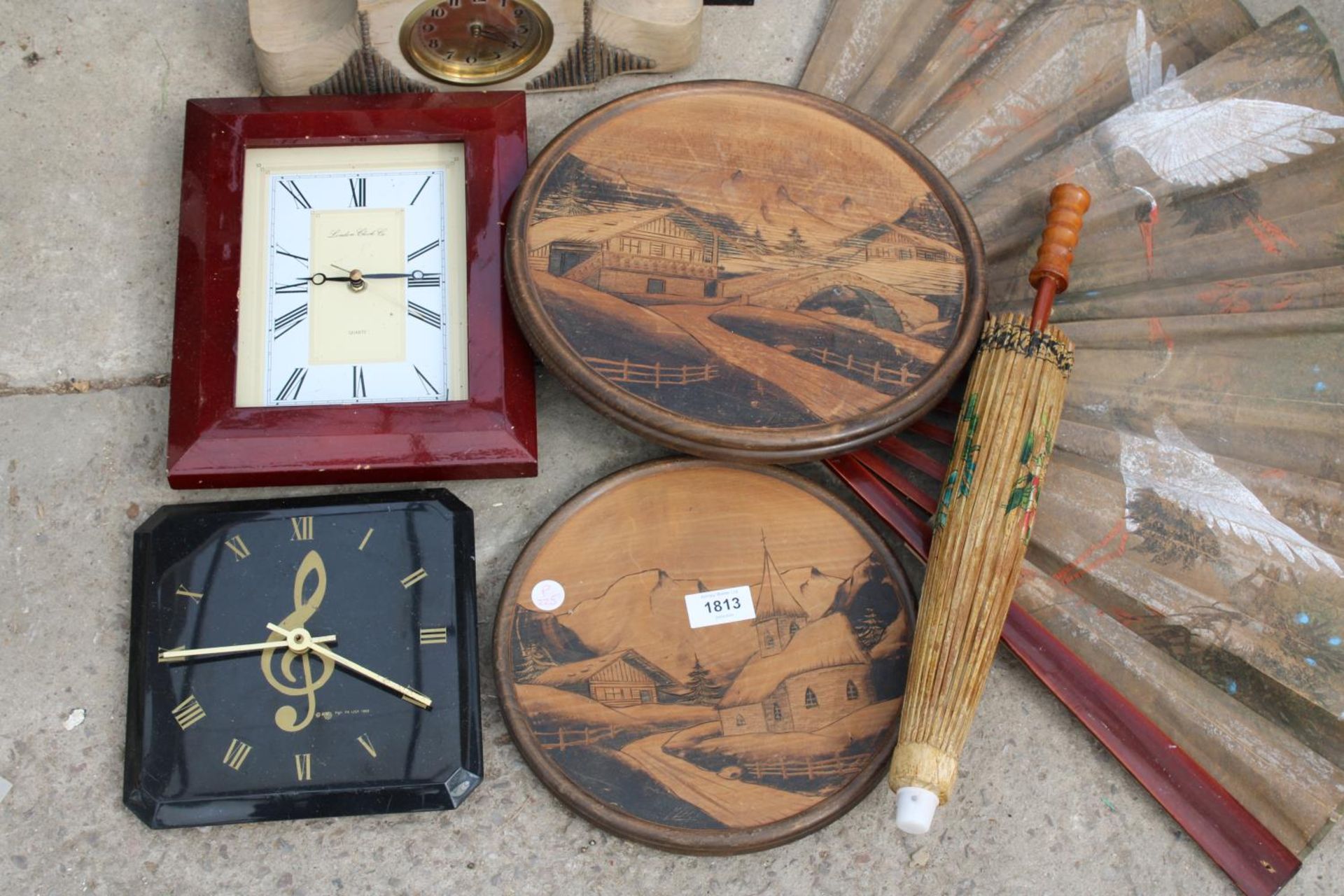 AN ASSORTMENT OF VINTAGE ITEMS TO INCLUDE A FAN, A PARASOL AND CLOCKS ETC - Image 2 of 4