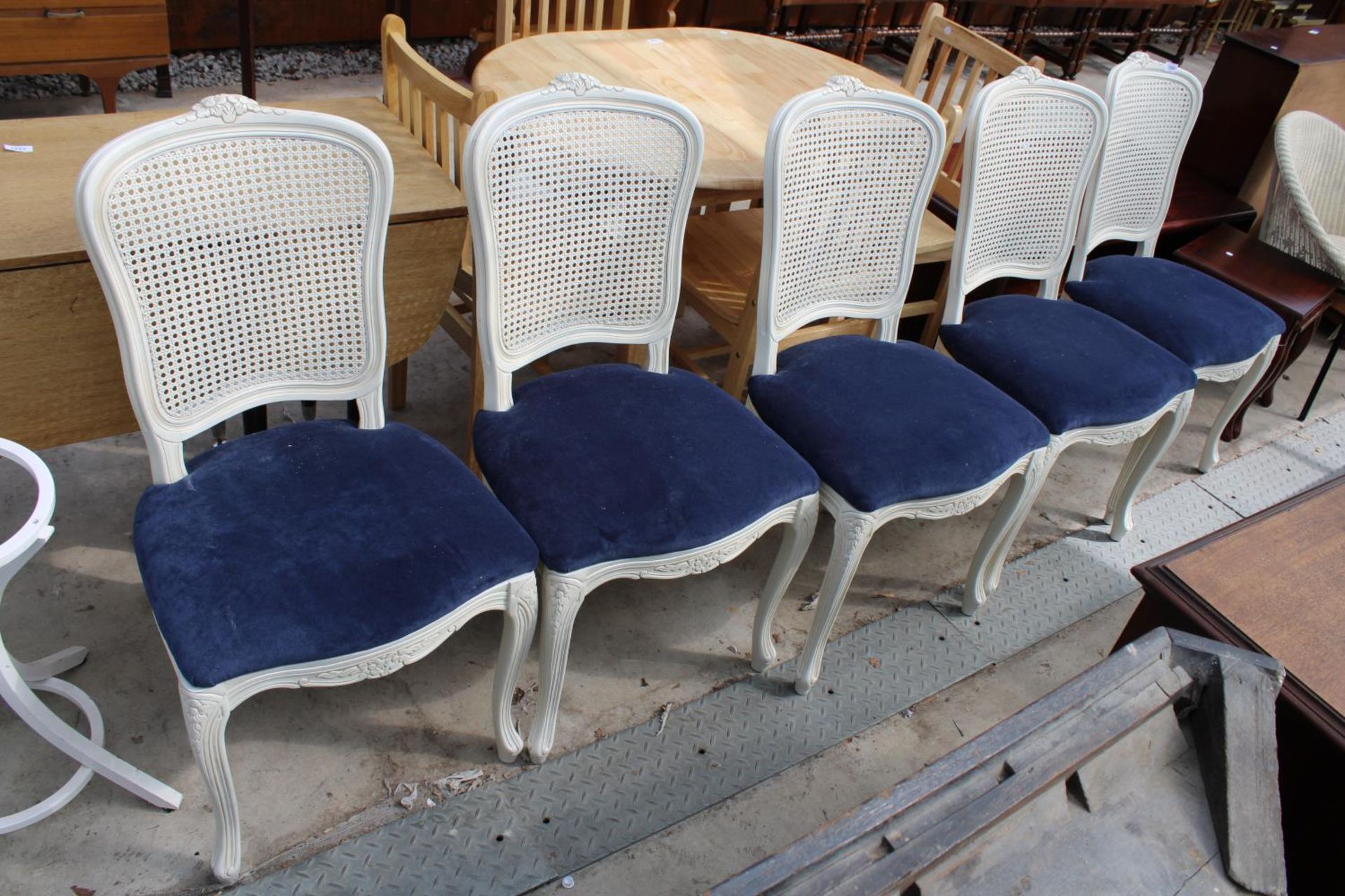 A SET OF FIVE WHITE CONTINENTAL STYLE DINING CHAIRS WITH SPLIT CANE BACKS