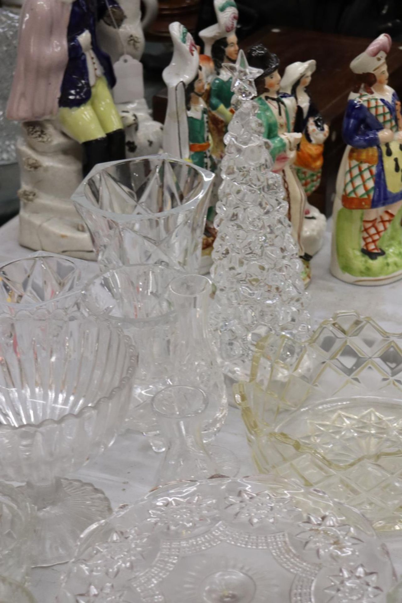 A LARGE QUANTITY OF GLASSWARE TO INCLUDE LARGE BOWLS, VASES, CANDLESTICKS, A GLOBE, ETC - Image 5 of 6